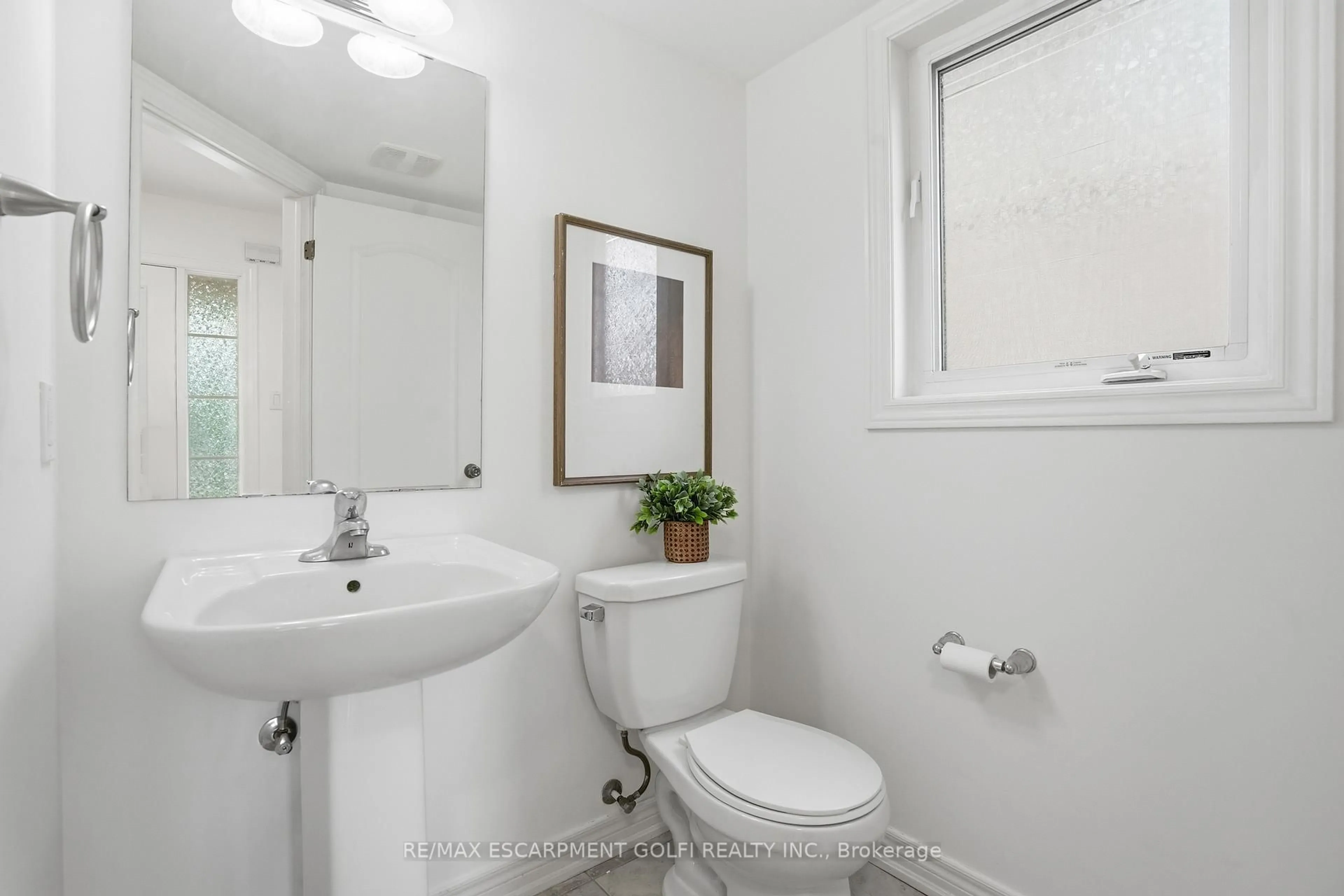 Standard bathroom, ceramic/tile floor for 6414 Dilalla Cres, Niagara Falls Ontario L2H 0C9