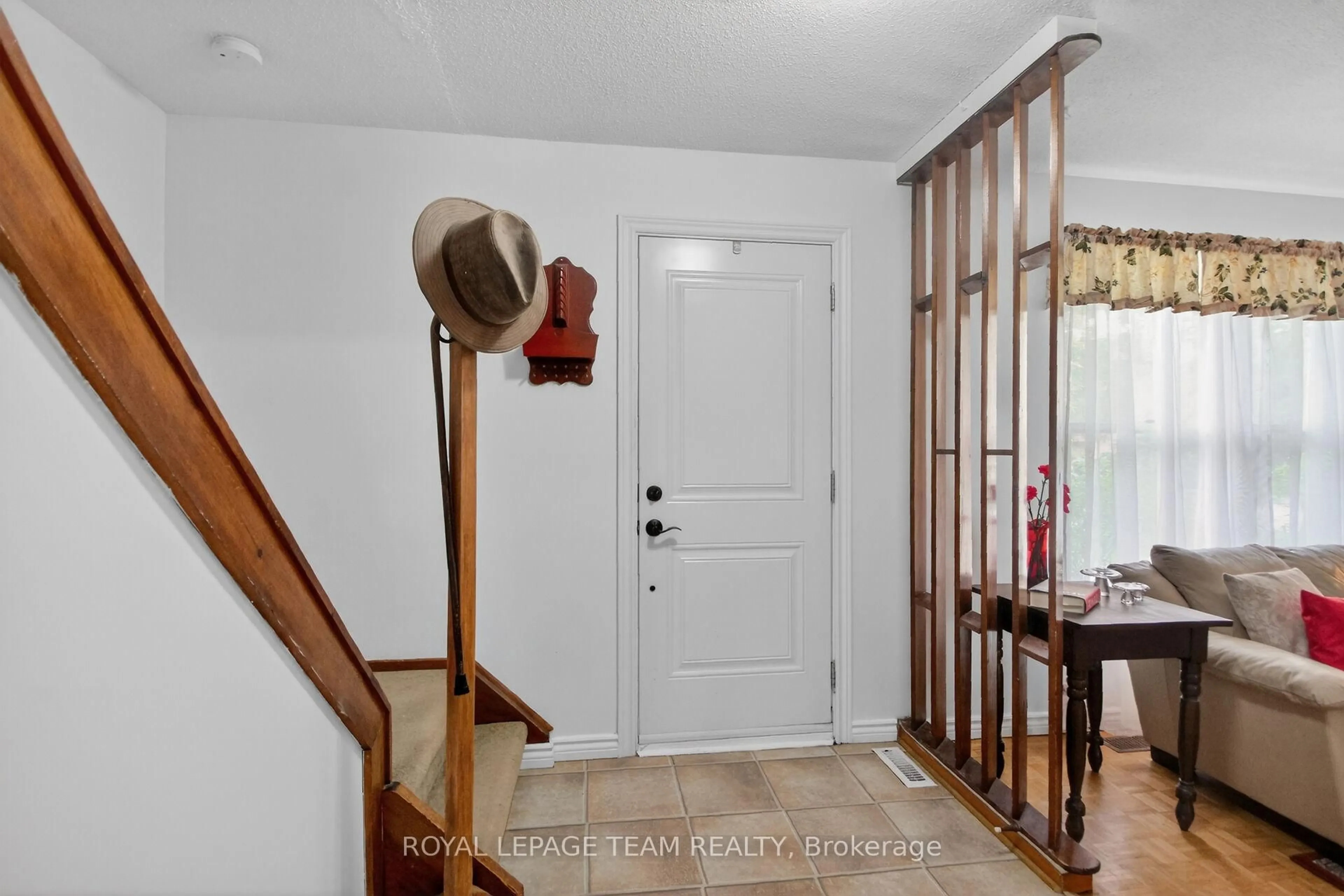 Indoor entryway for 71 Dallaire Cres, Richmond Ontario K0A 2Z0