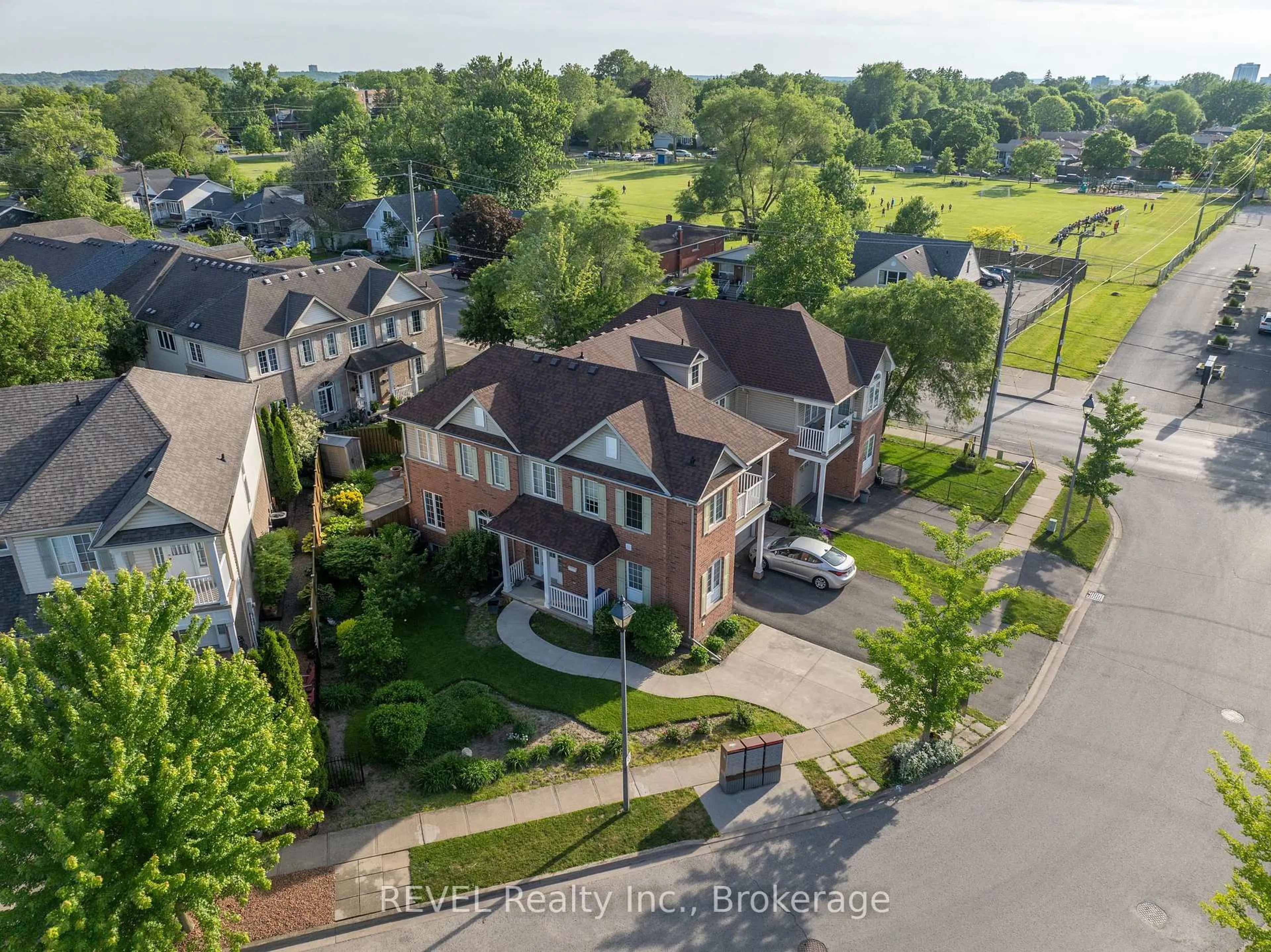 A pic from outside/outdoor area/front of a property/back of a property/a pic from drone, street for 67 CHLOE St, St. Catharines Ontario L2P 0A5
