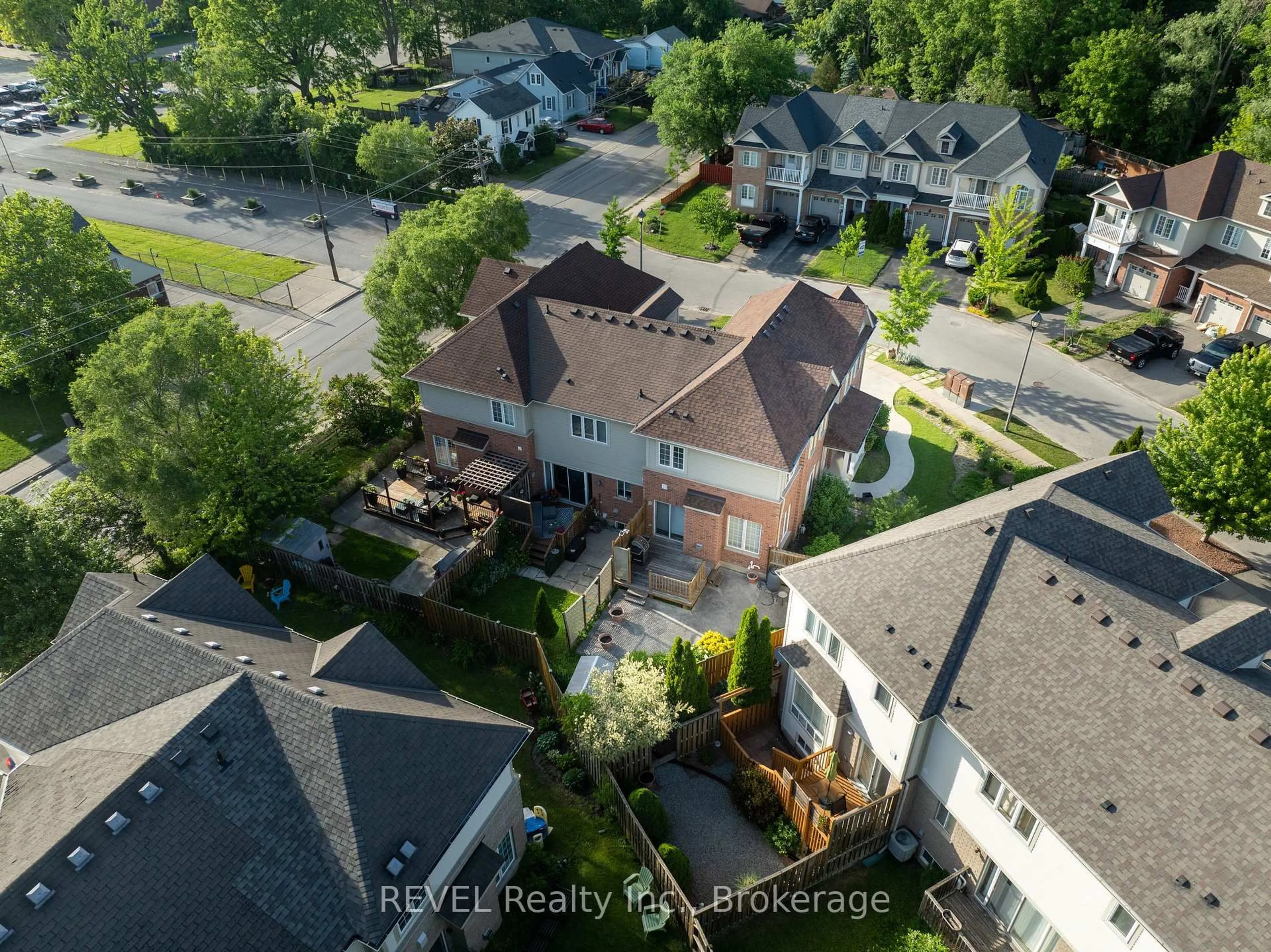 A pic from outside/outdoor area/front of a property/back of a property/a pic from drone, street for 67 CHLOE St, St. Catharines Ontario L2P 0A5