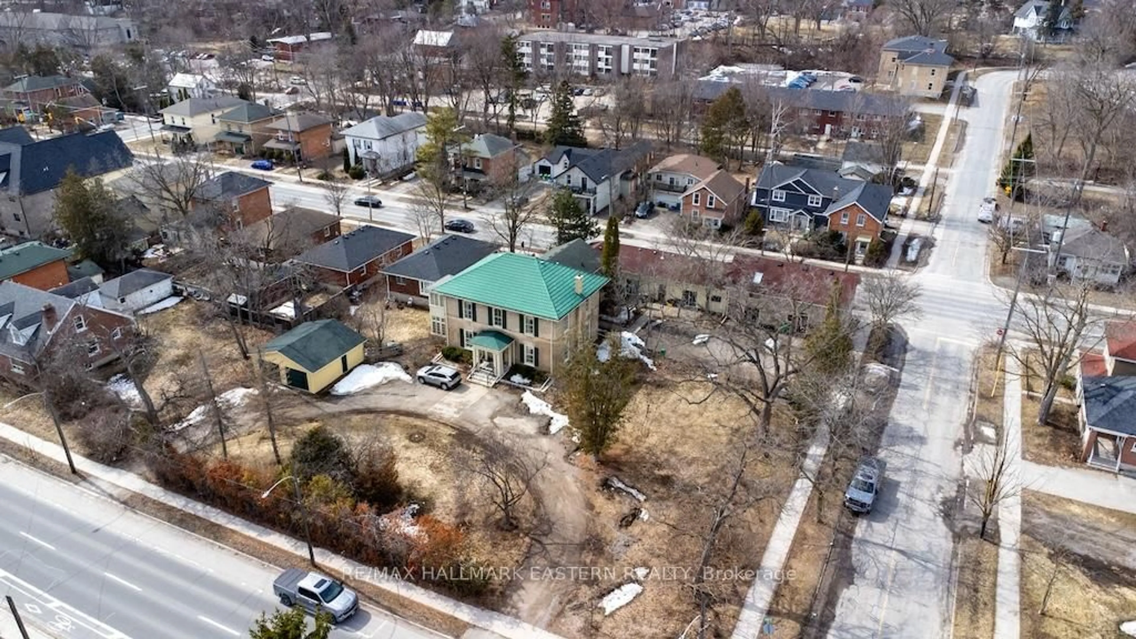 A pic from outside/outdoor area/front of a property/back of a property/a pic from drone, unknown for 813 Water St, Peterborough Ontario K9H 3N7