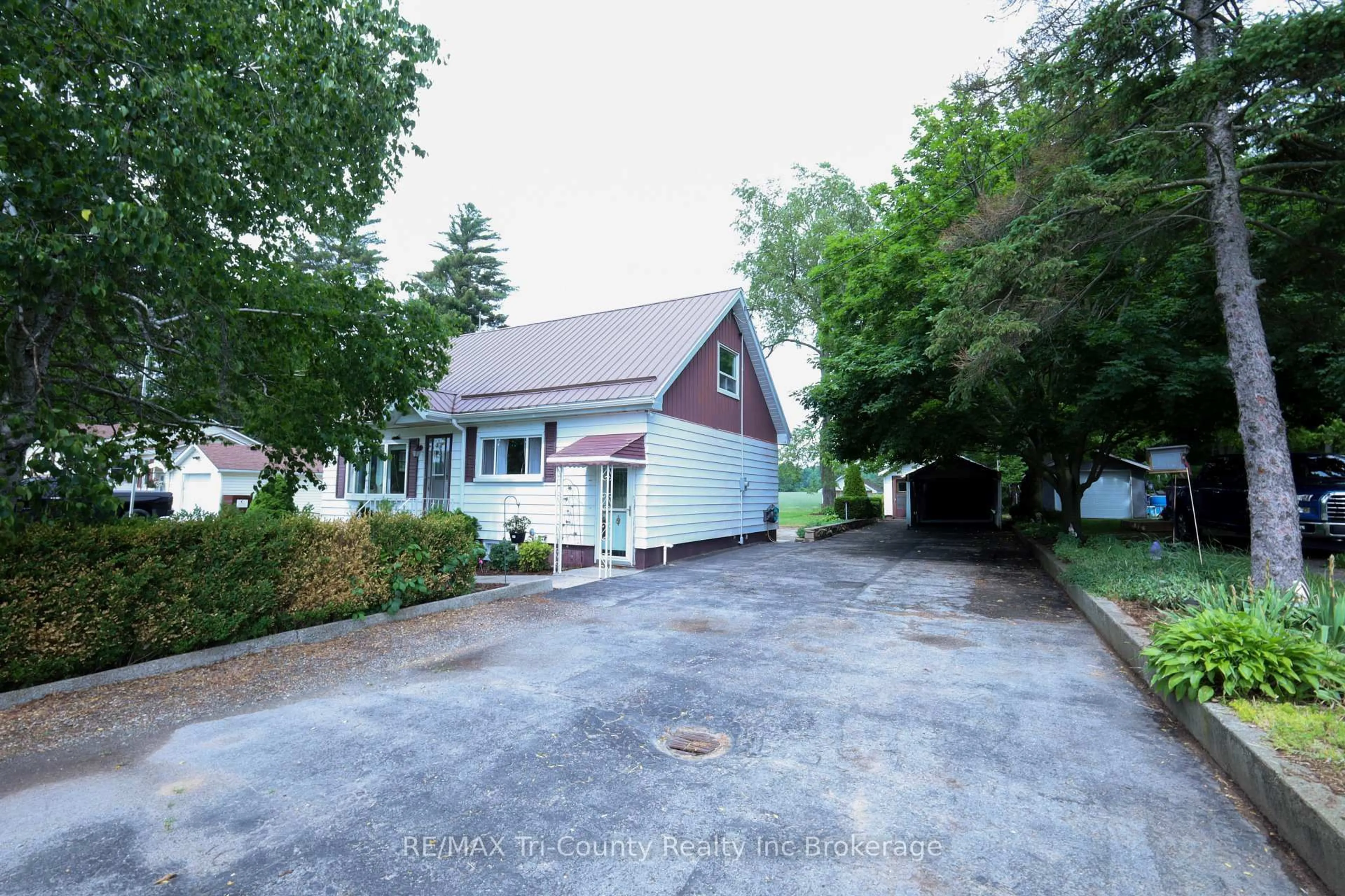 A pic from outside/outdoor area/front of a property/back of a property/a pic from drone, street for 1360 Turkey Point Rd, Norfolk Ontario N3Y 4X1