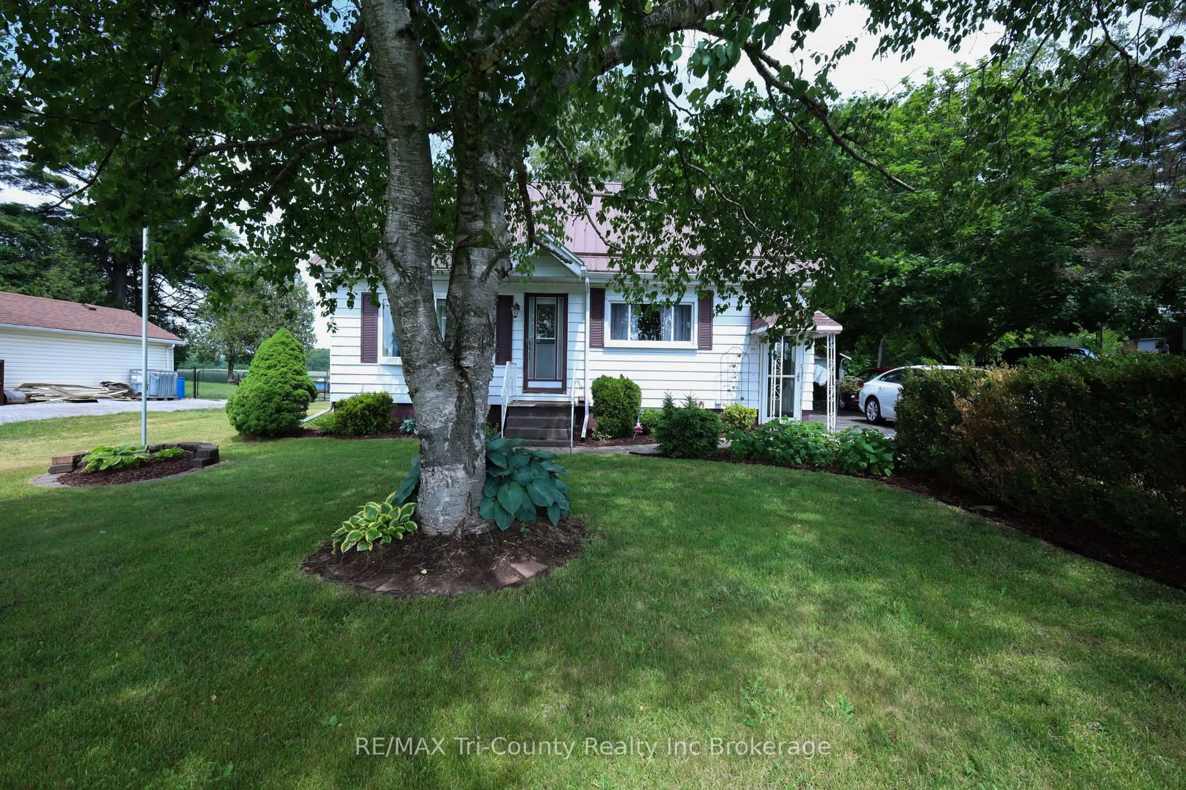 A pic from outside/outdoor area/front of a property/back of a property/a pic from drone, street for 1360 Turkey Point Rd, Norfolk Ontario N3Y 4X1