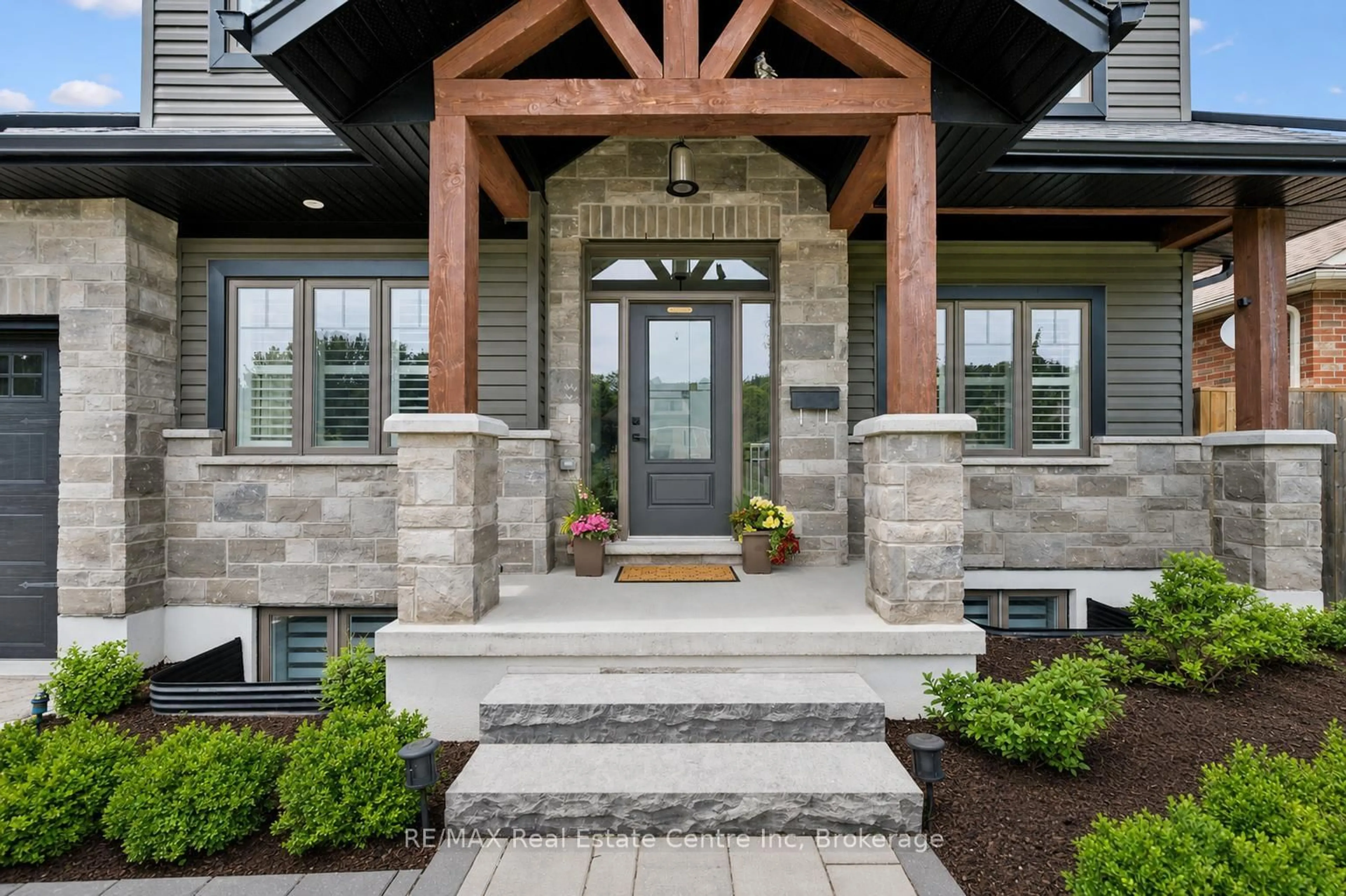 Indoor entryway for 10 Craighead Dr, Centre Wellington Ontario N1M 2Z2