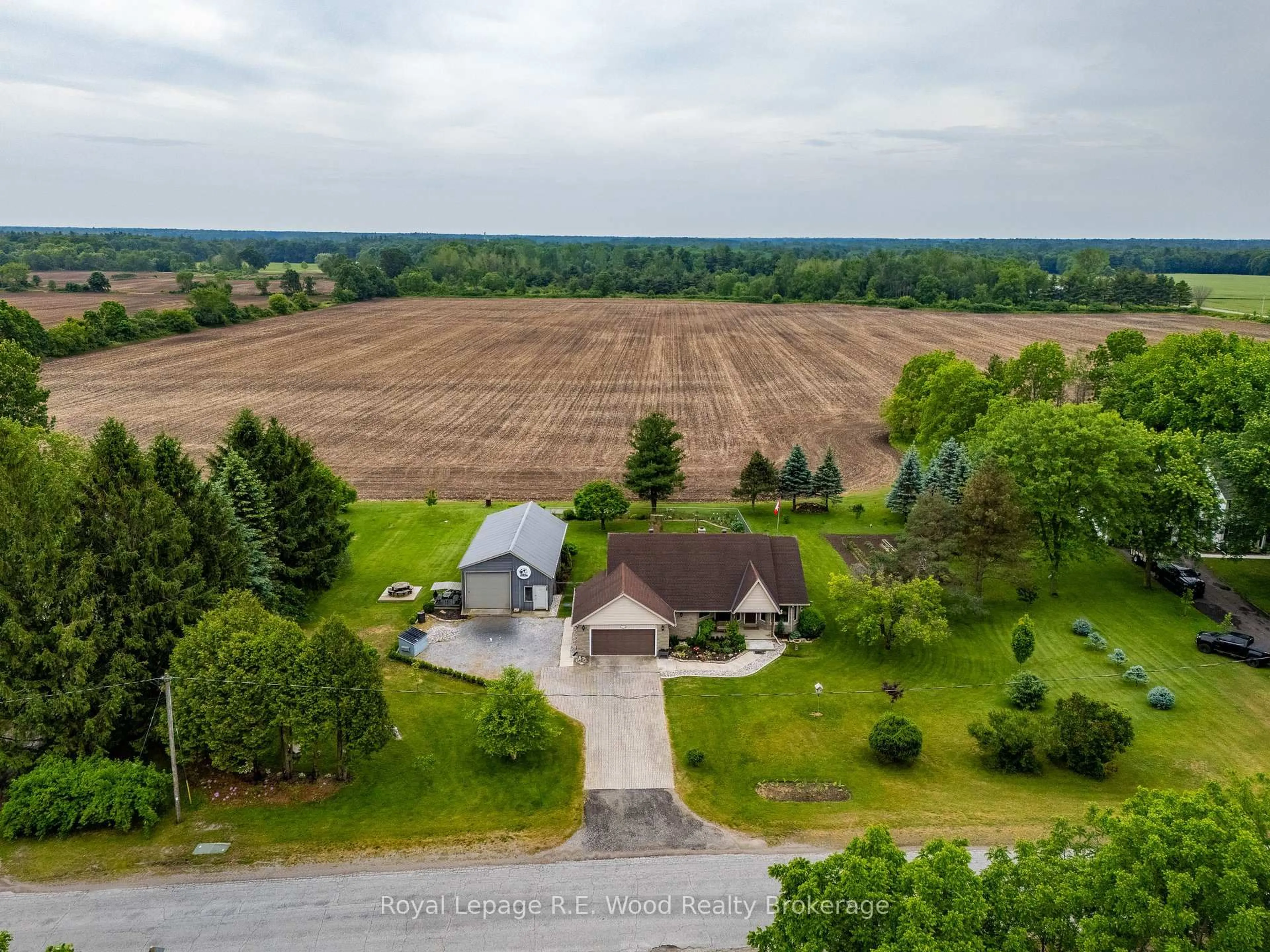 A pic from outside/outdoor area/front of a property/back of a property/a pic from drone, unknown for 890 GOSHEN Rd, Norfolk Ontario N4G 4G7