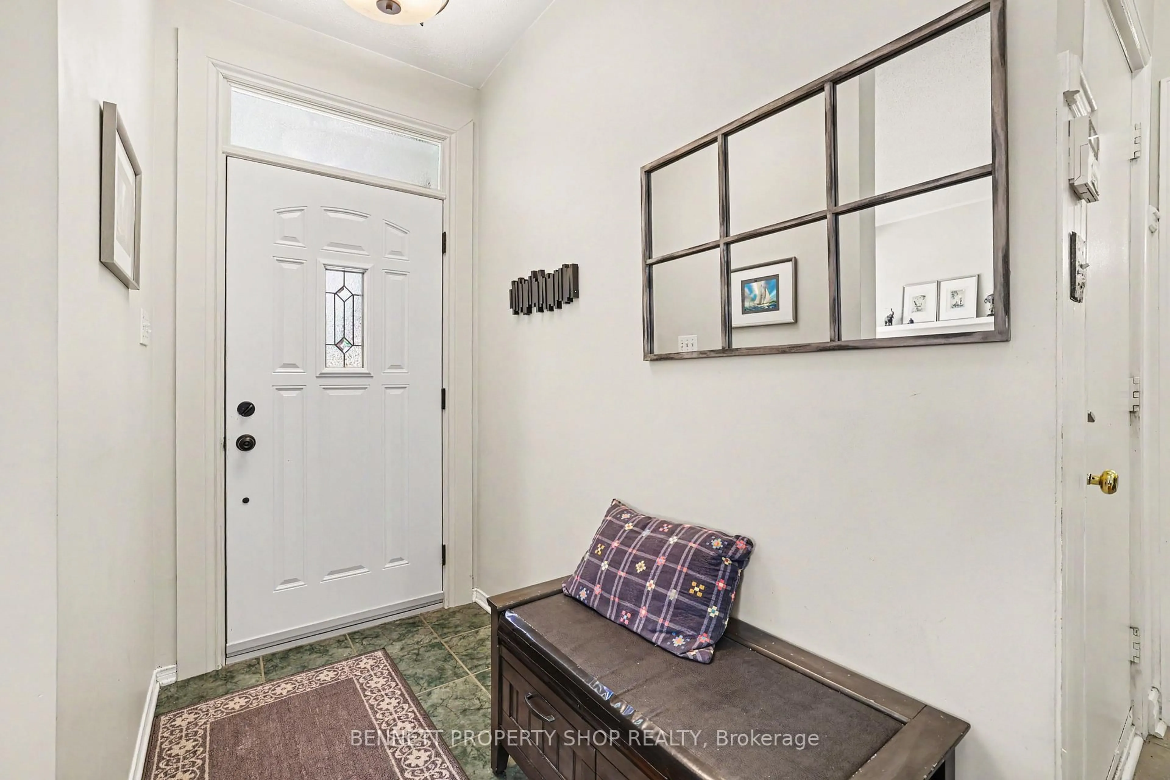 Indoor entryway for 60 Apple Creek Cres, Ottawa Ontario K2M 2M5