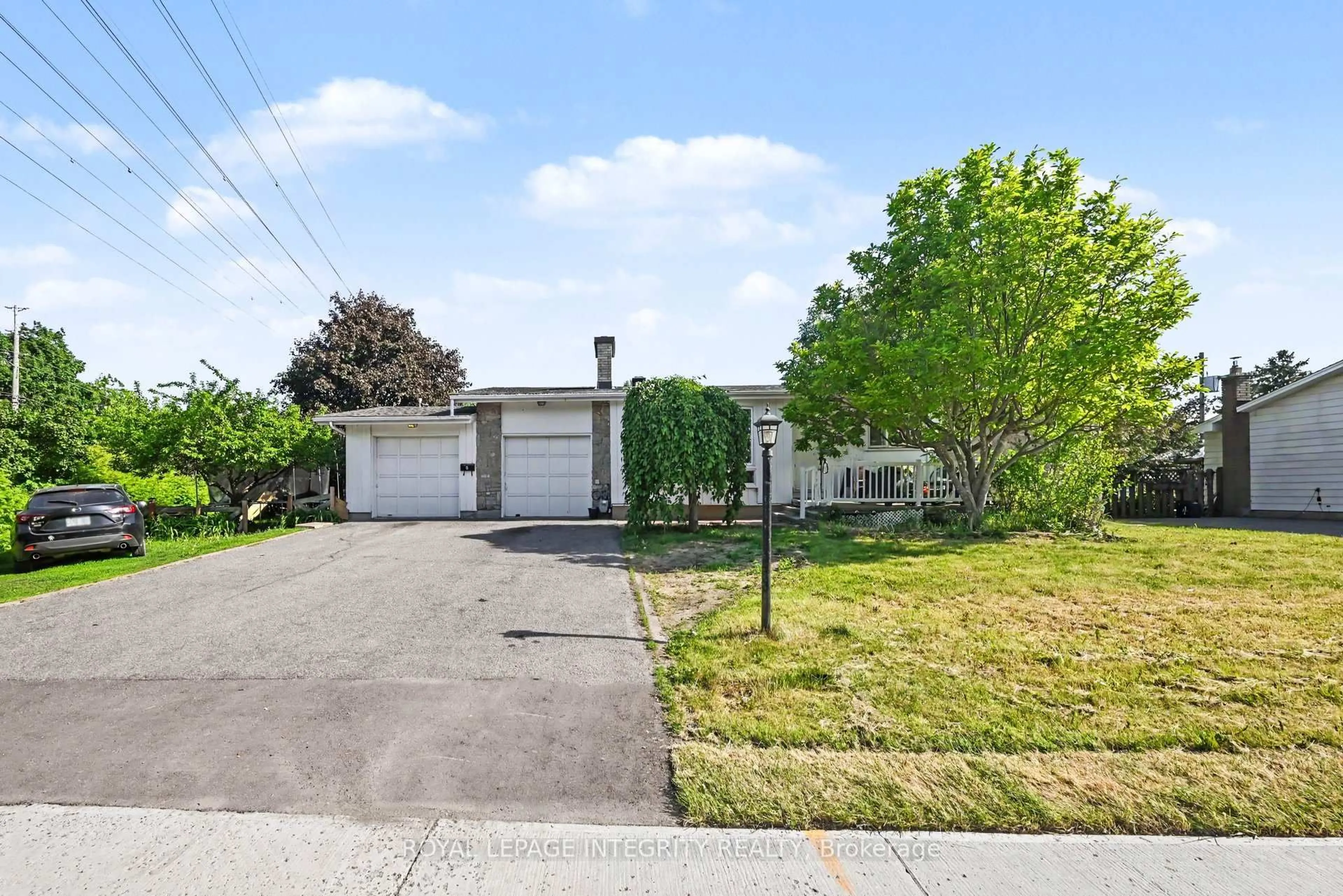 A pic from outside/outdoor area/front of a property/back of a property/a pic from drone, street for 104 Viewmount Dr, Ottawa Ontario K2G 3C1