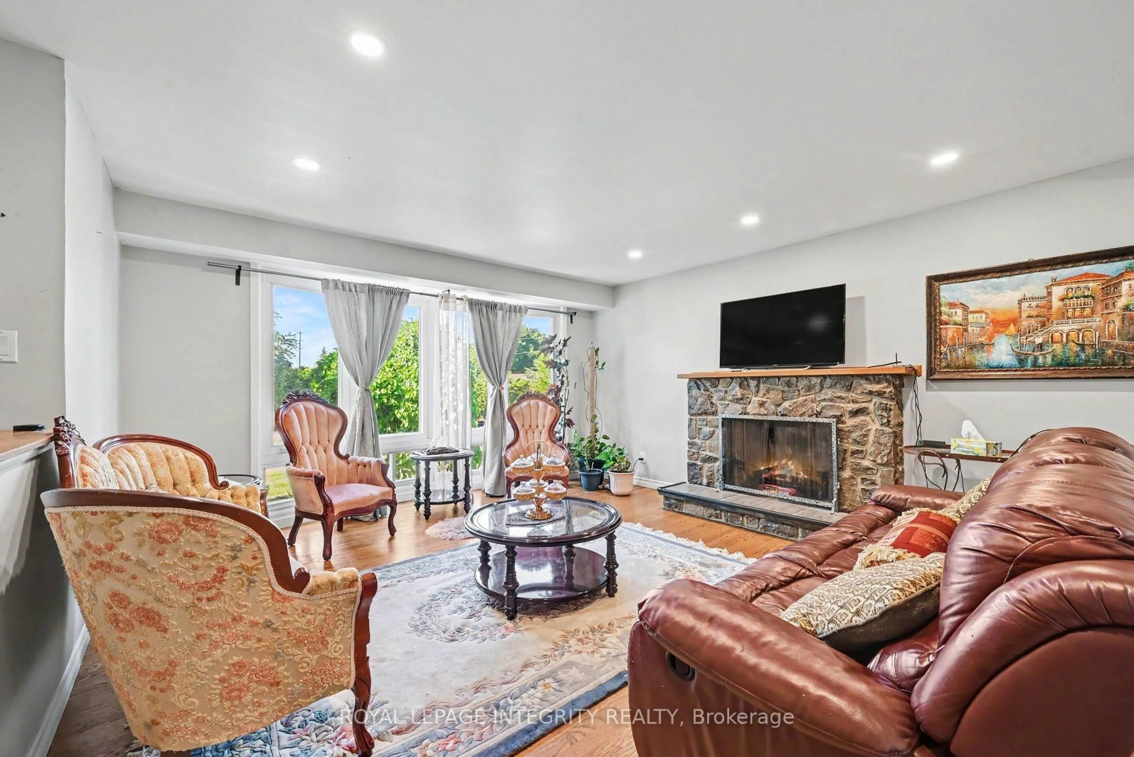 Living room with furniture, ceramic/tile floor for 104 Viewmount Dr, Ottawa Ontario K2G 3C1