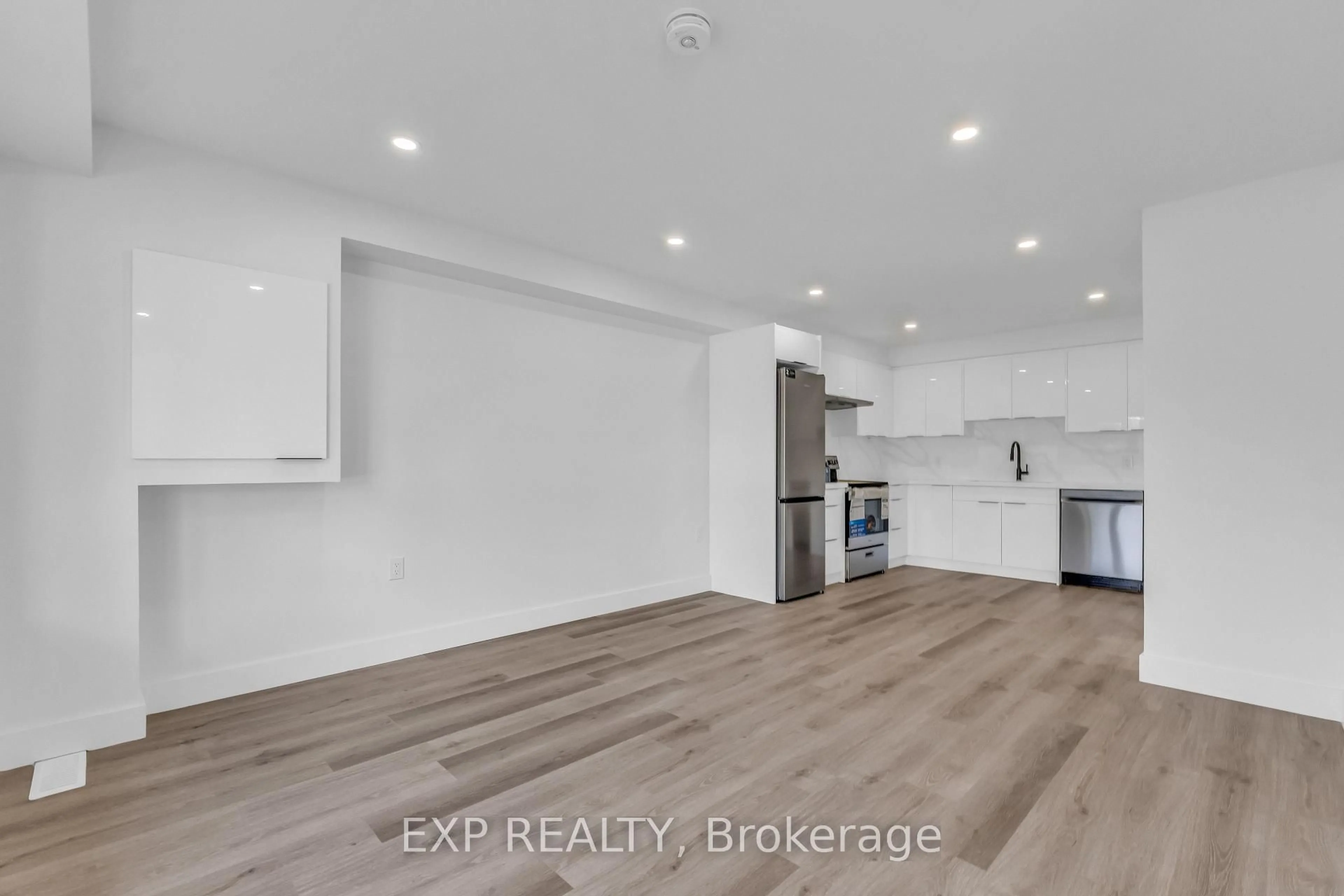 Open concept kitchen, wood/laminate floor for 113 Green Rd, Hamilton Ontario L8G 3W9