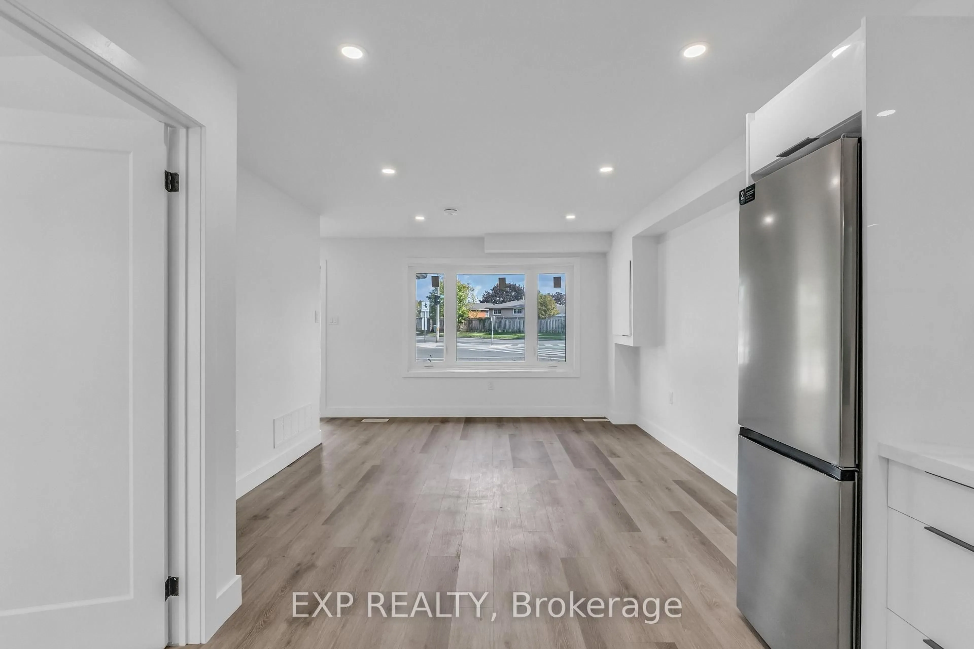 Indoor entryway for 113 Green Rd, Hamilton Ontario L8G 3W9