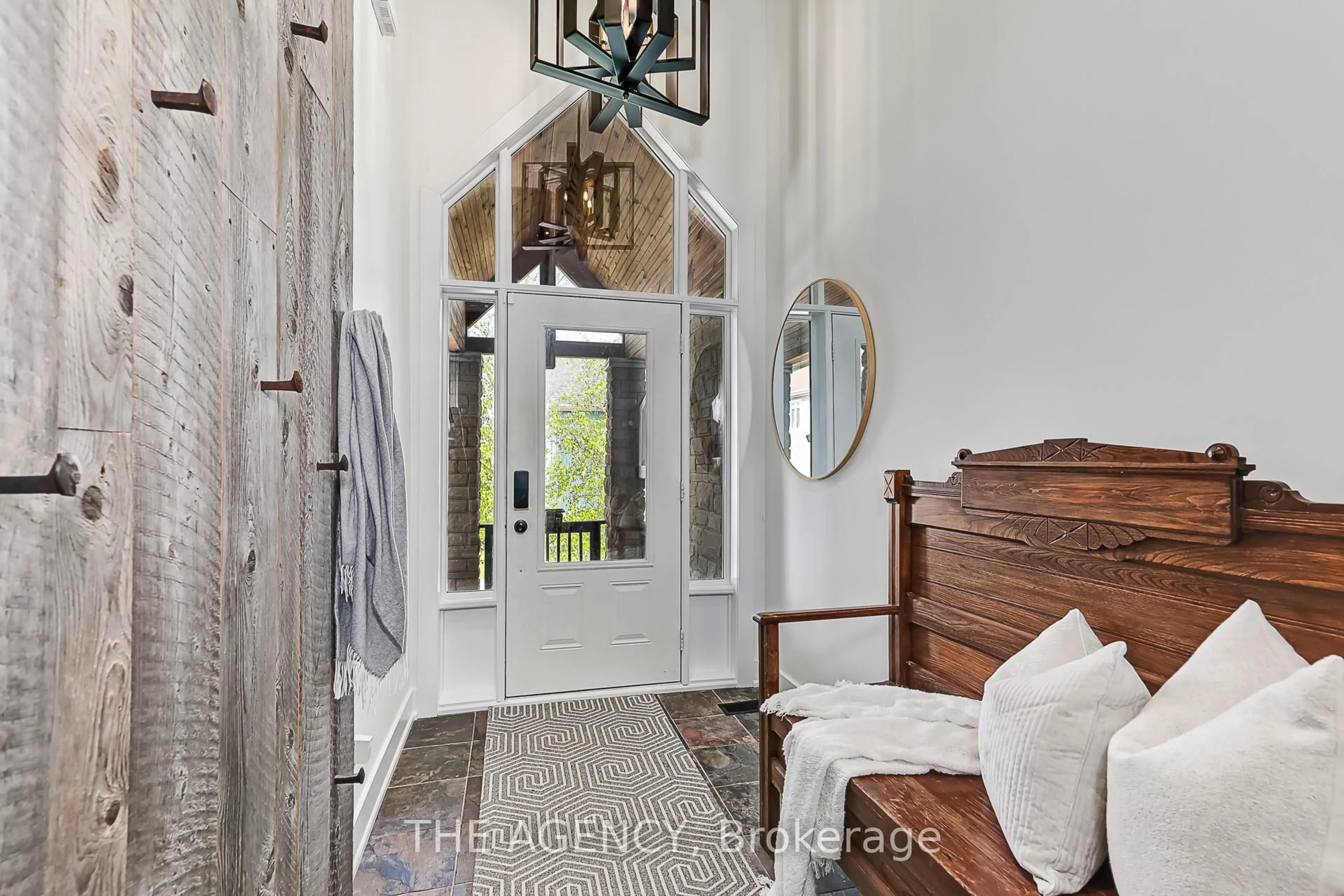 Indoor entryway for 129 Venture Blvd, Blue Mountains Ontario L9Y 0B6