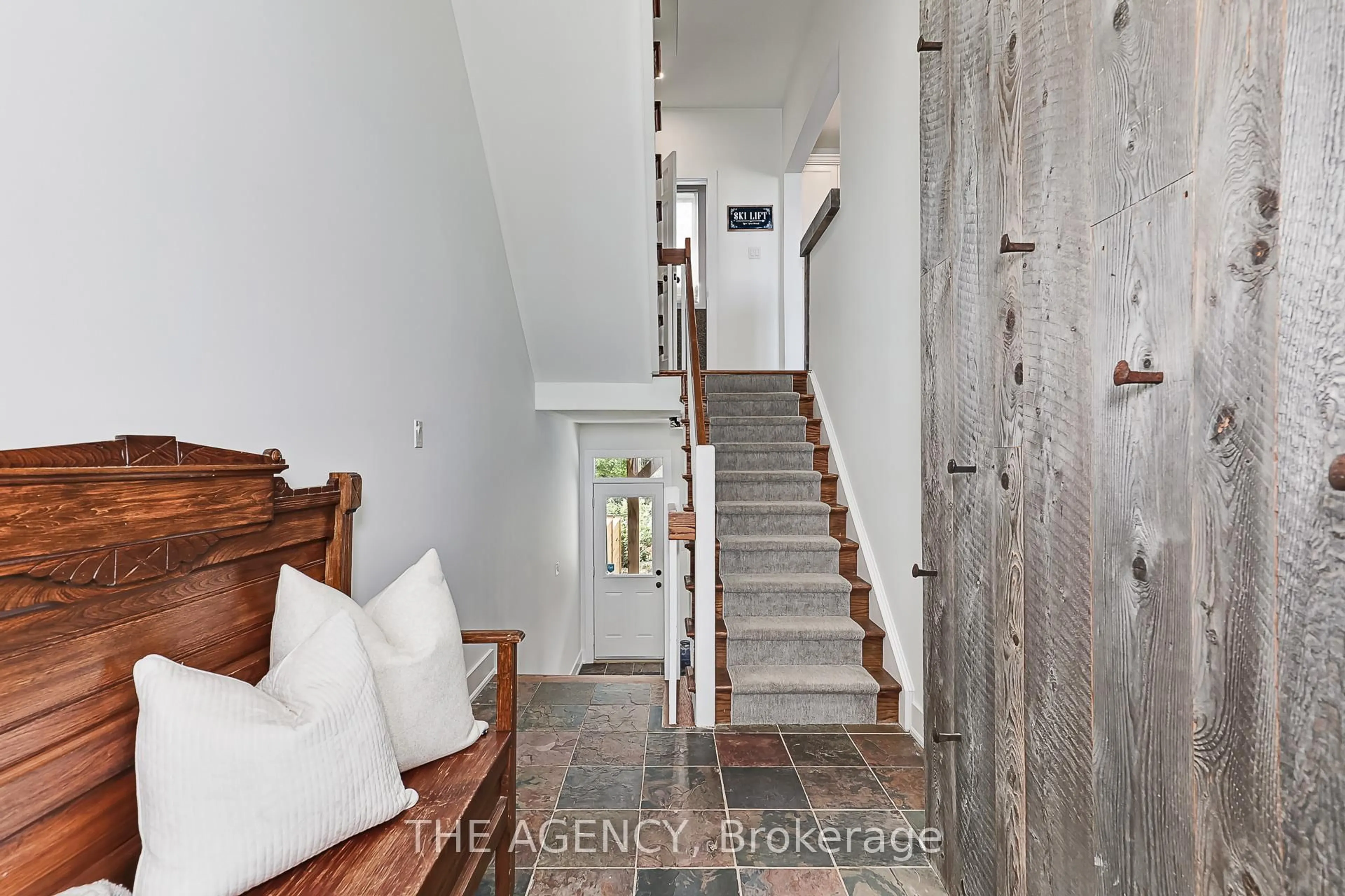 Indoor entryway for 129 Venture Blvd, Blue Mountains Ontario L9Y 0B6