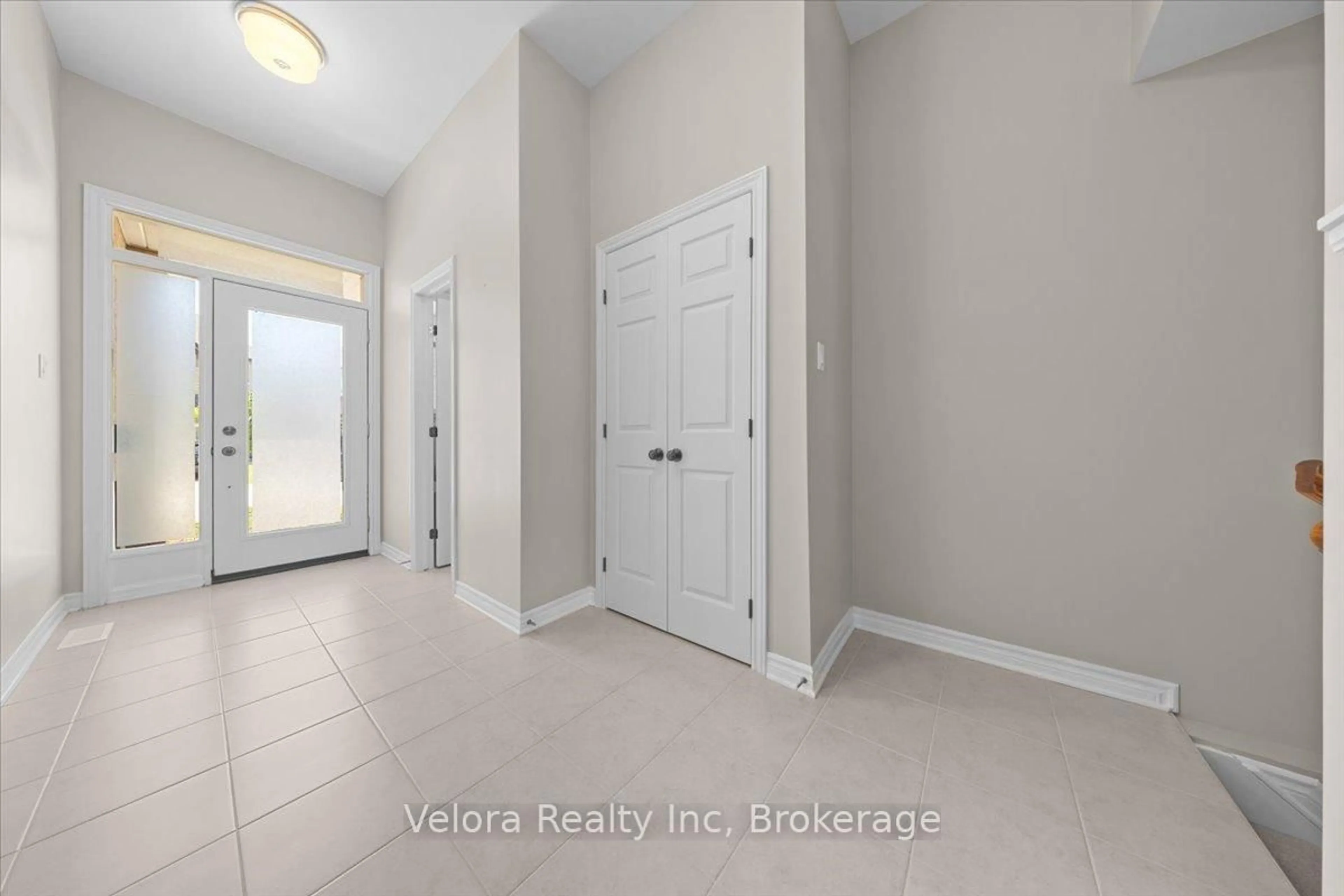 Indoor entryway for 366 Warmstone Dr, Ottawa Ontario K2S 0W5