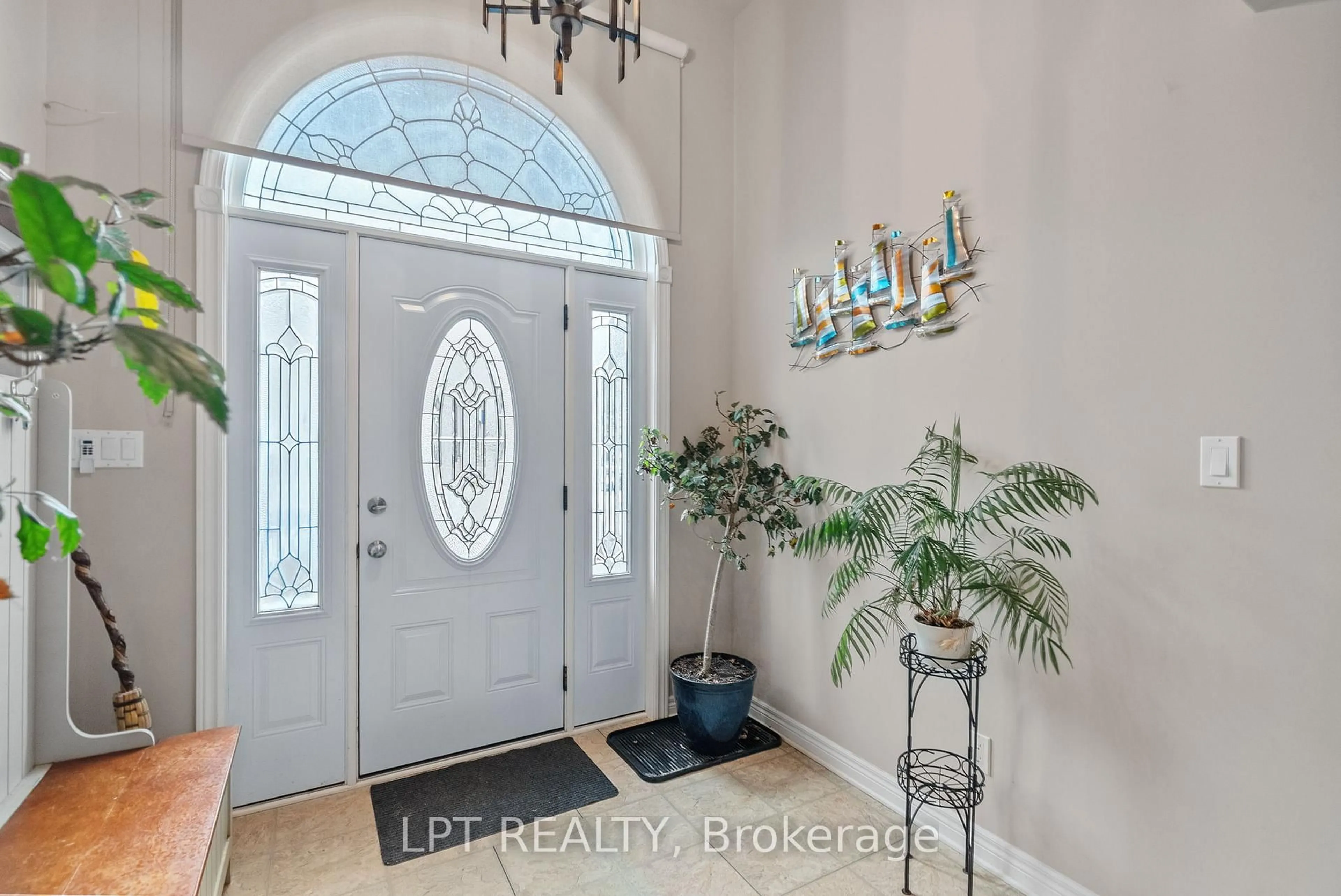 Indoor entryway for 33810 Darryl Crt, Bluewater Ontario N0M 2T0