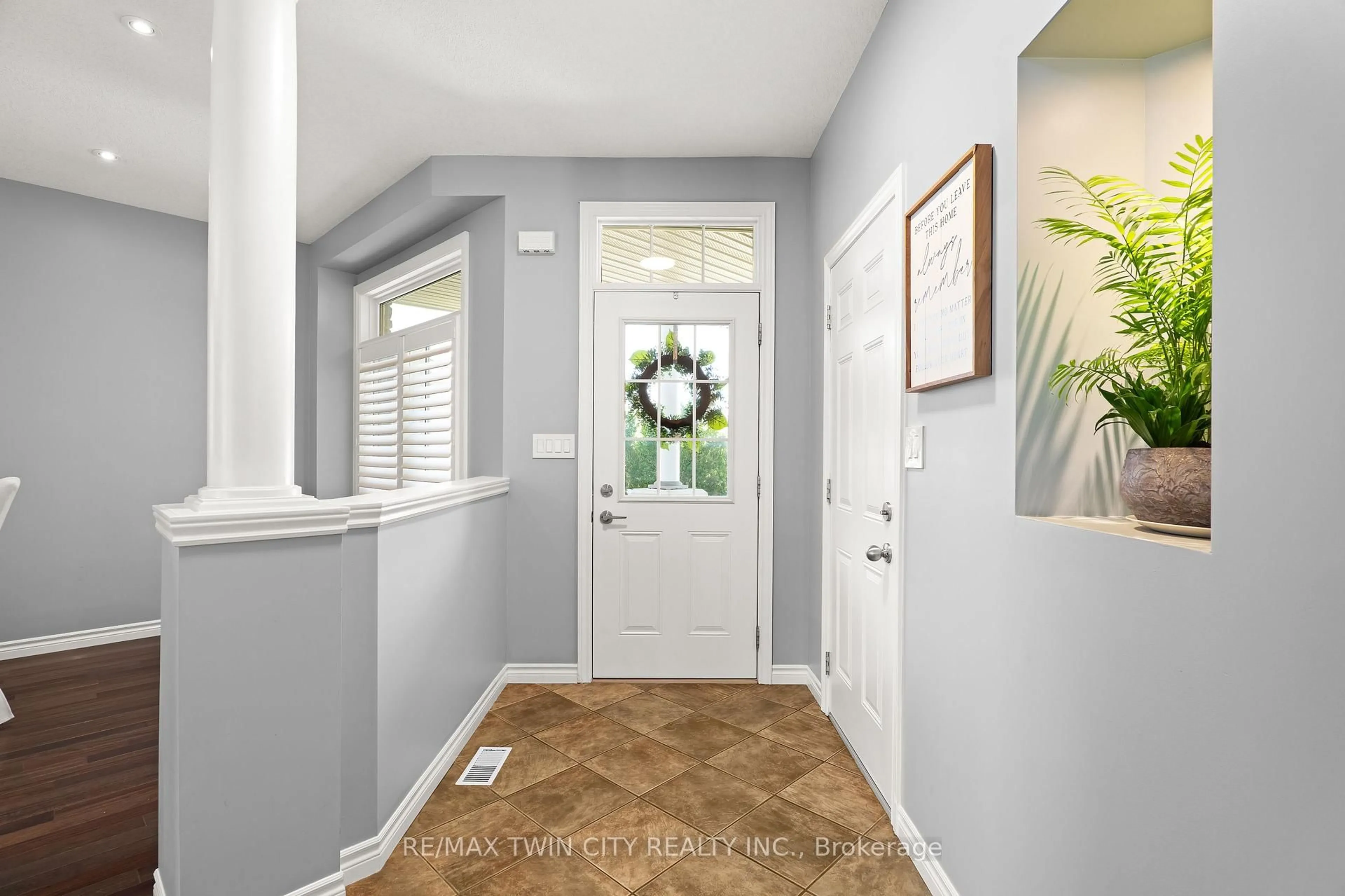 Indoor entryway for 100 Pebblecreek Dr, Kitchener Ontario N2A 4M5