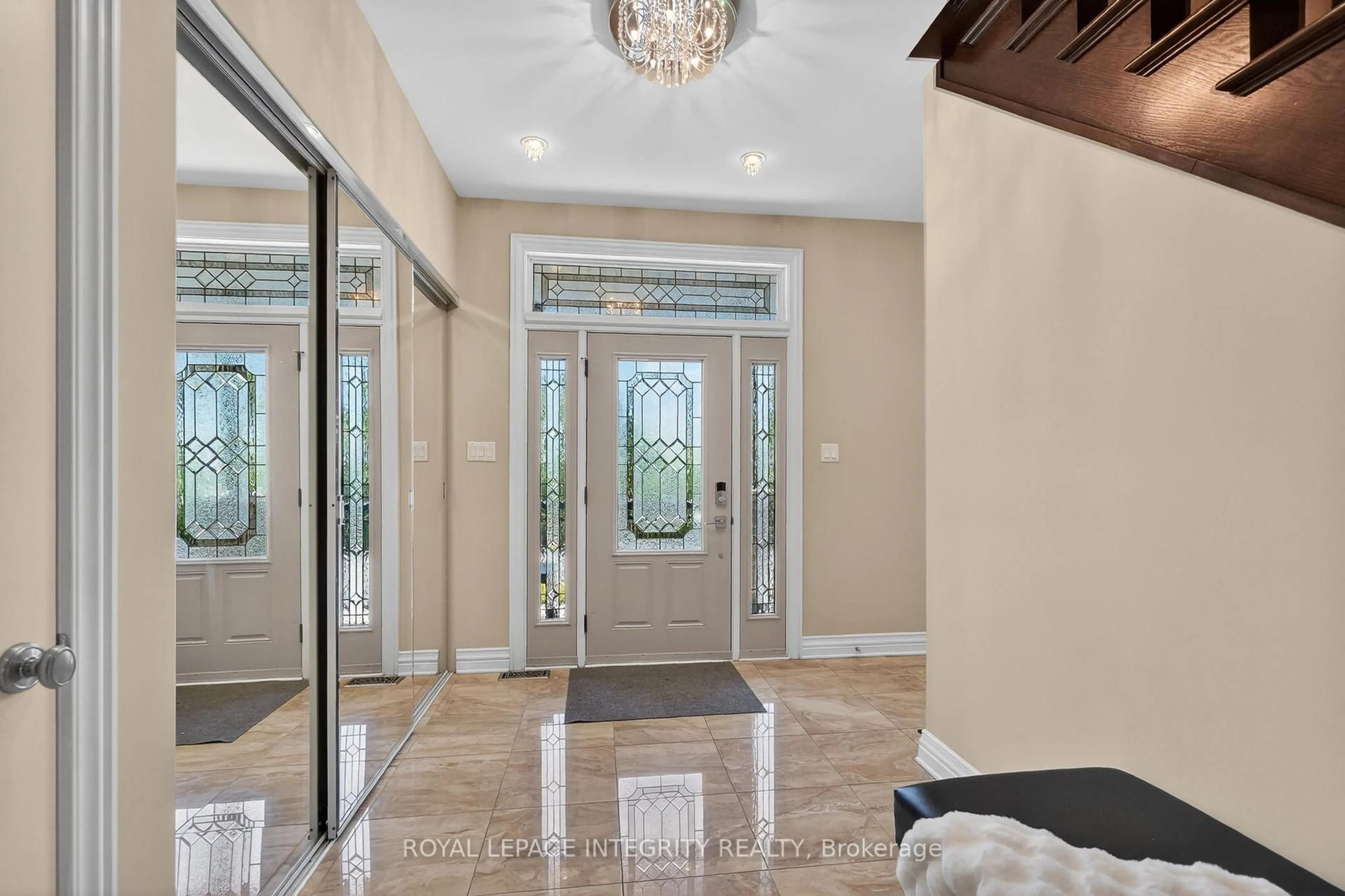 Indoor foyer for 2754 Eagleson Rd, Ottawa Ontario K2S 1B8
