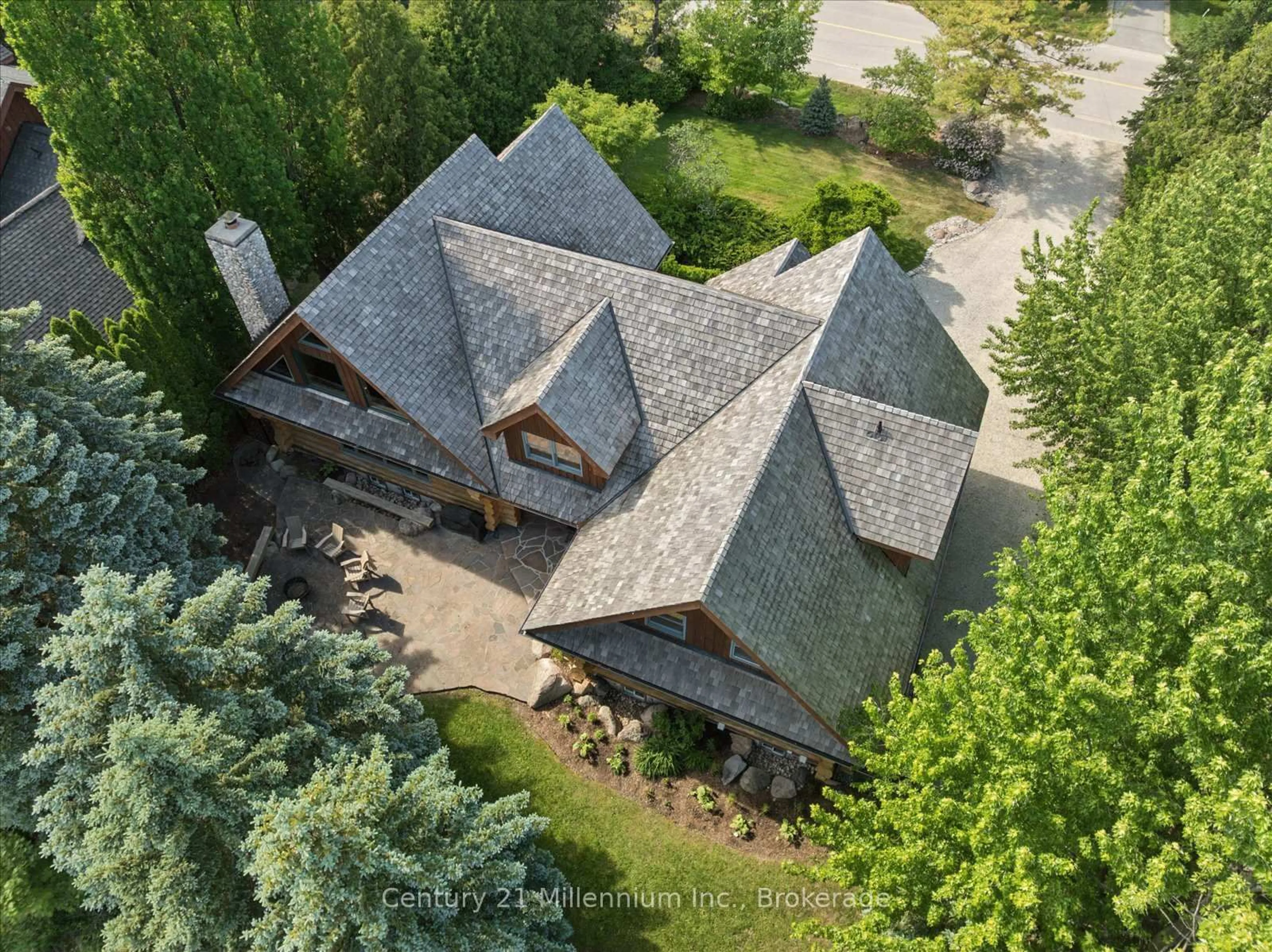 A pic from outside/outdoor area/front of a property/back of a property/a pic from drone, unknown for 142 Craigleith Rd, Blue Mountains Ontario L9Y 0S3