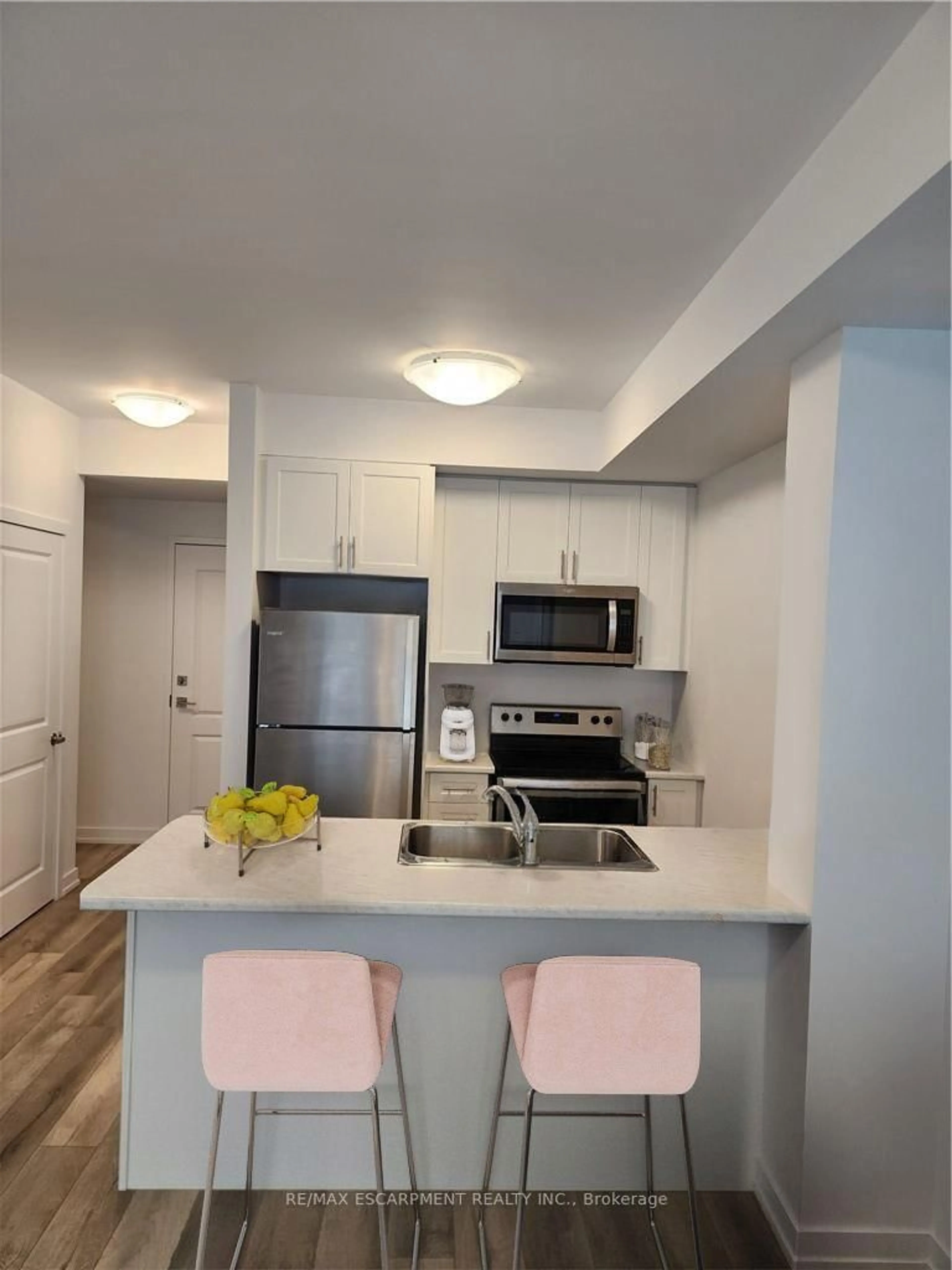 Open concept kitchen, unknown for 5055 Greenlane Rd #124, Lincoln Ontario L0R 1B3