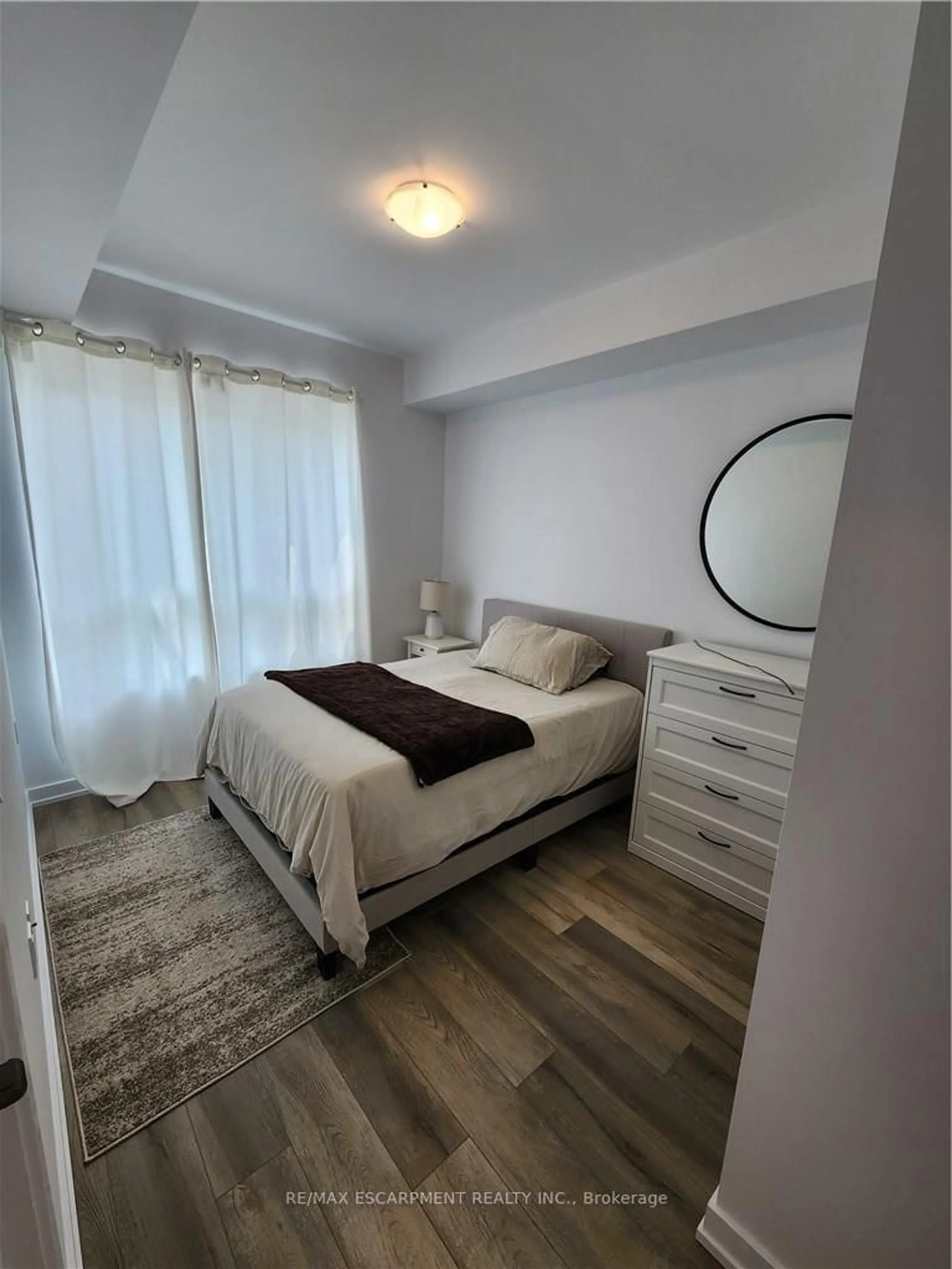 Bedroom with bed, wood/laminate floor for 5055 Greenlane Rd #124, Lincoln Ontario L0R 1B3