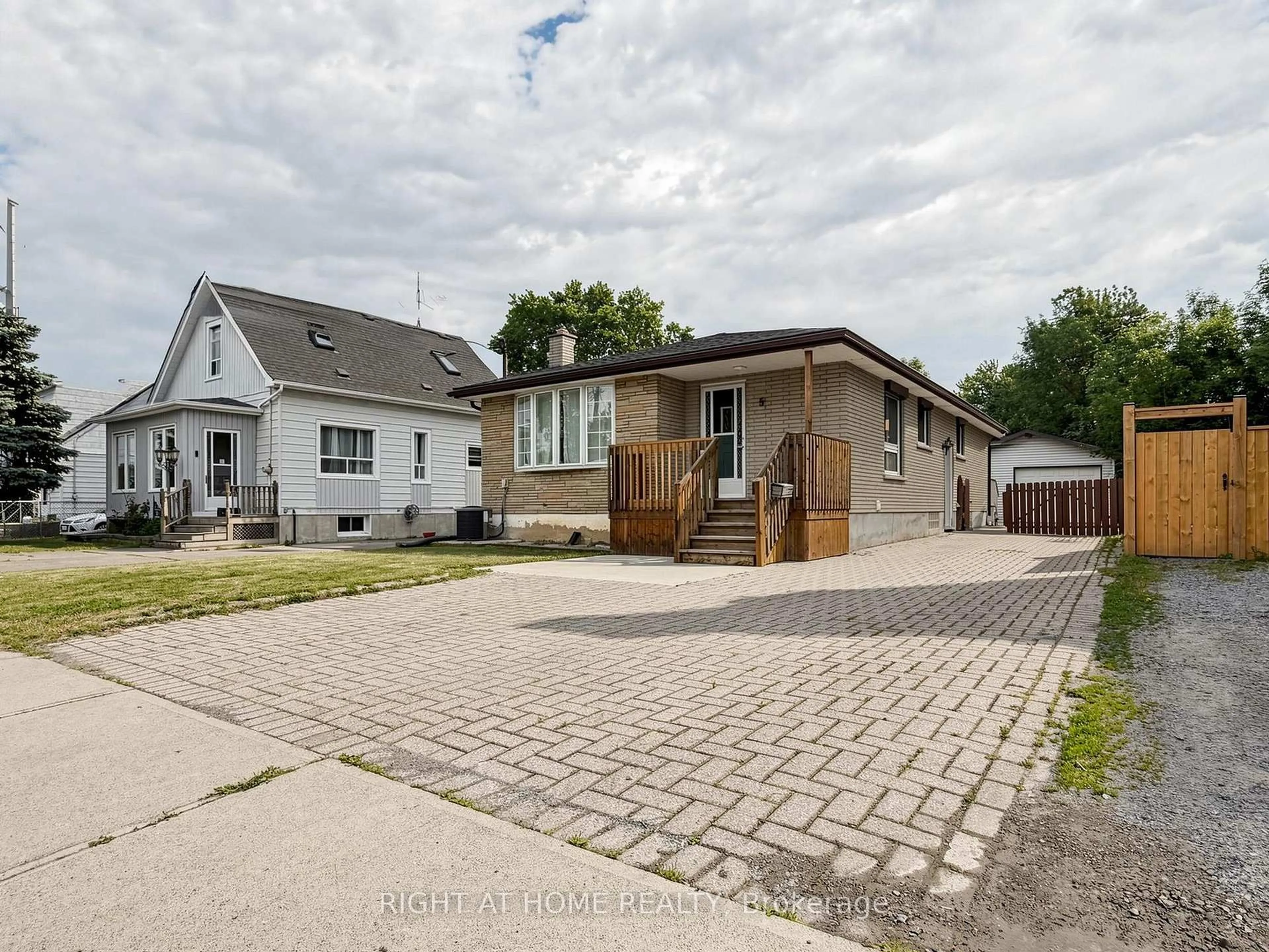 A pic from outside/outdoor area/front of a property/back of a property/a pic from drone, street for 5 Dundonald St, St. Catharines Ontario L2P 2A8