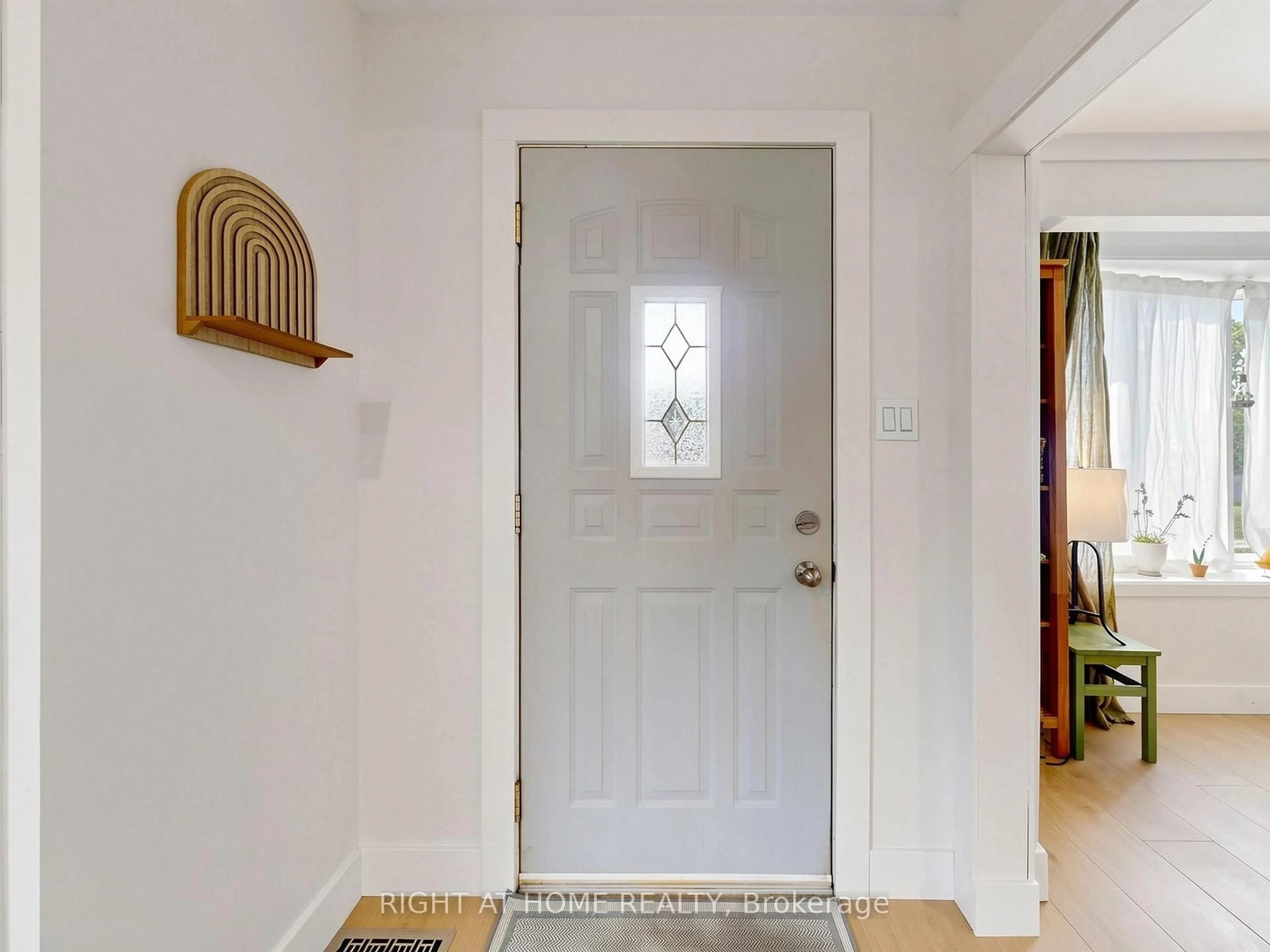 Indoor entryway for 5 Dundonald St, St. Catharines Ontario L2P 2A8