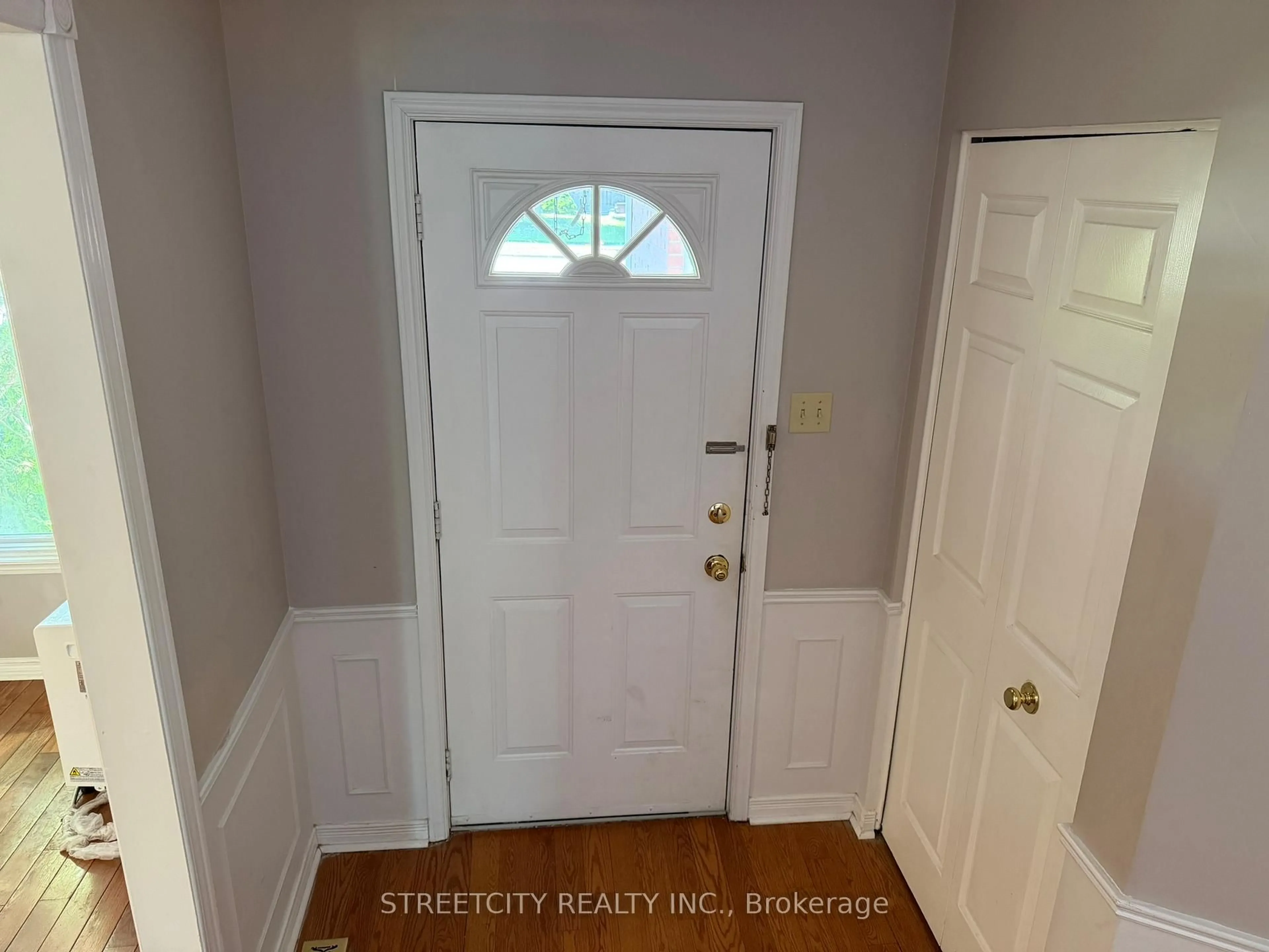 Indoor entryway for 1004 ALDERSBROOK Rd, London North Ontario N6G 4N5