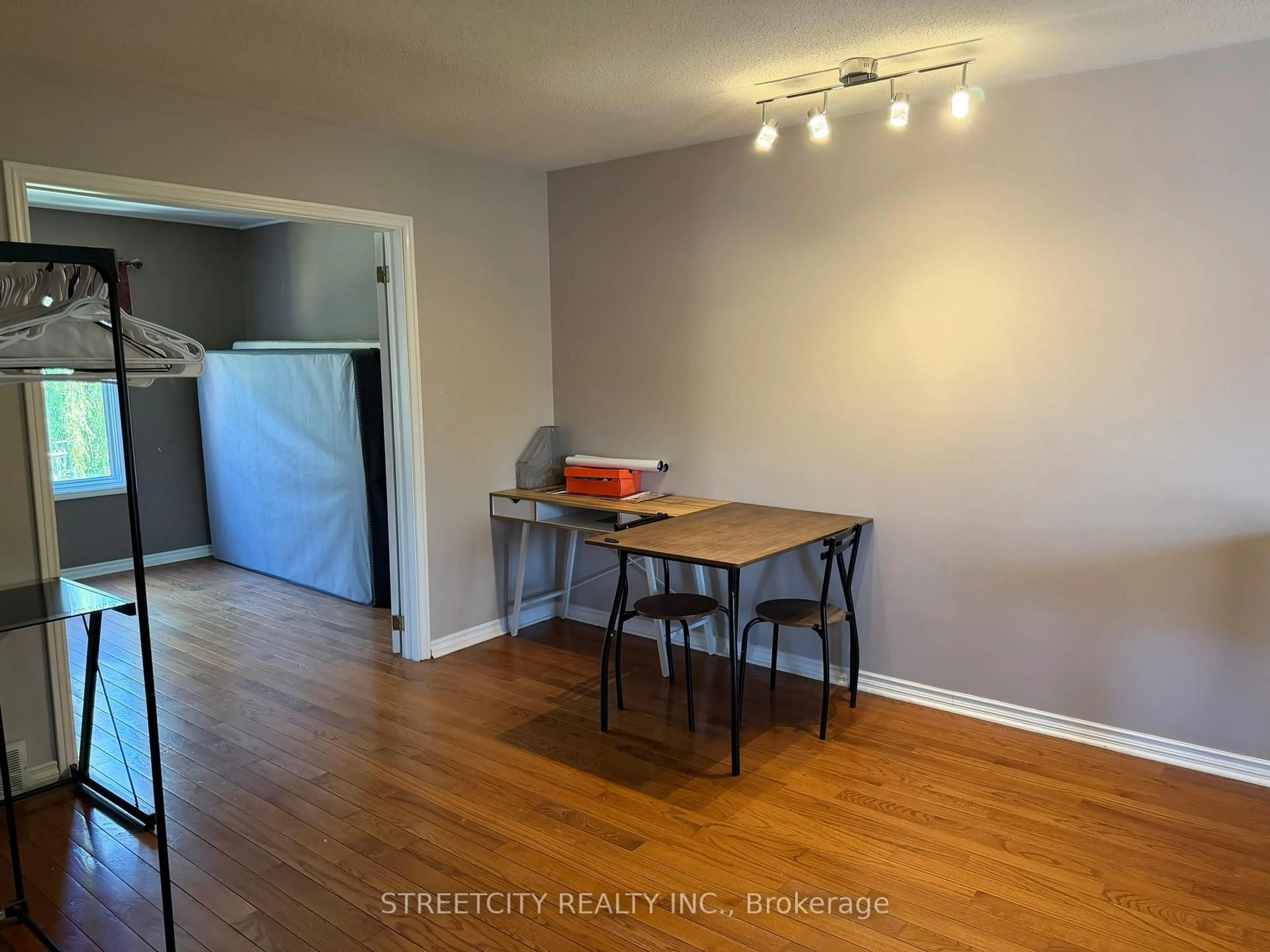 A pic of a room for 1004 ALDERSBROOK Rd, London North Ontario N6G 4N5