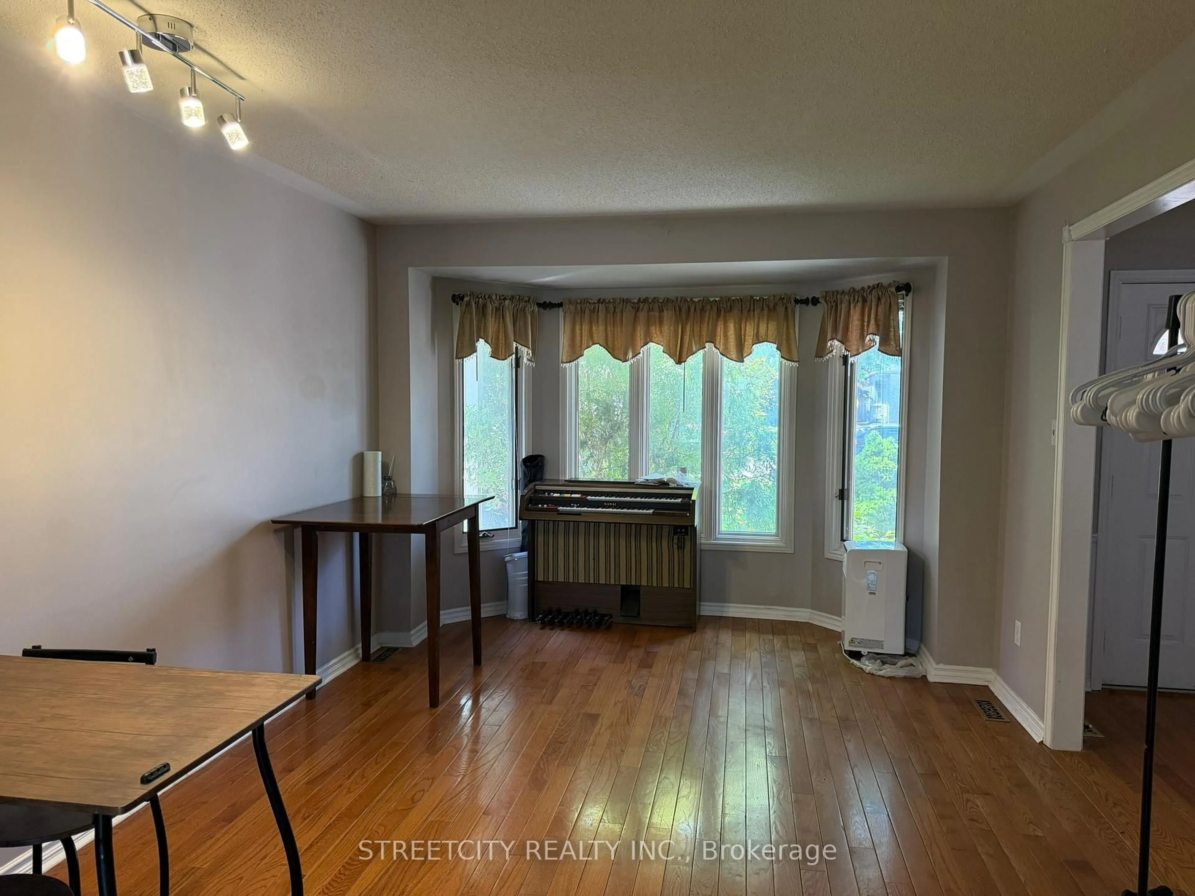 A pic of a room for 1004 ALDERSBROOK Rd, London North Ontario N6G 4N5