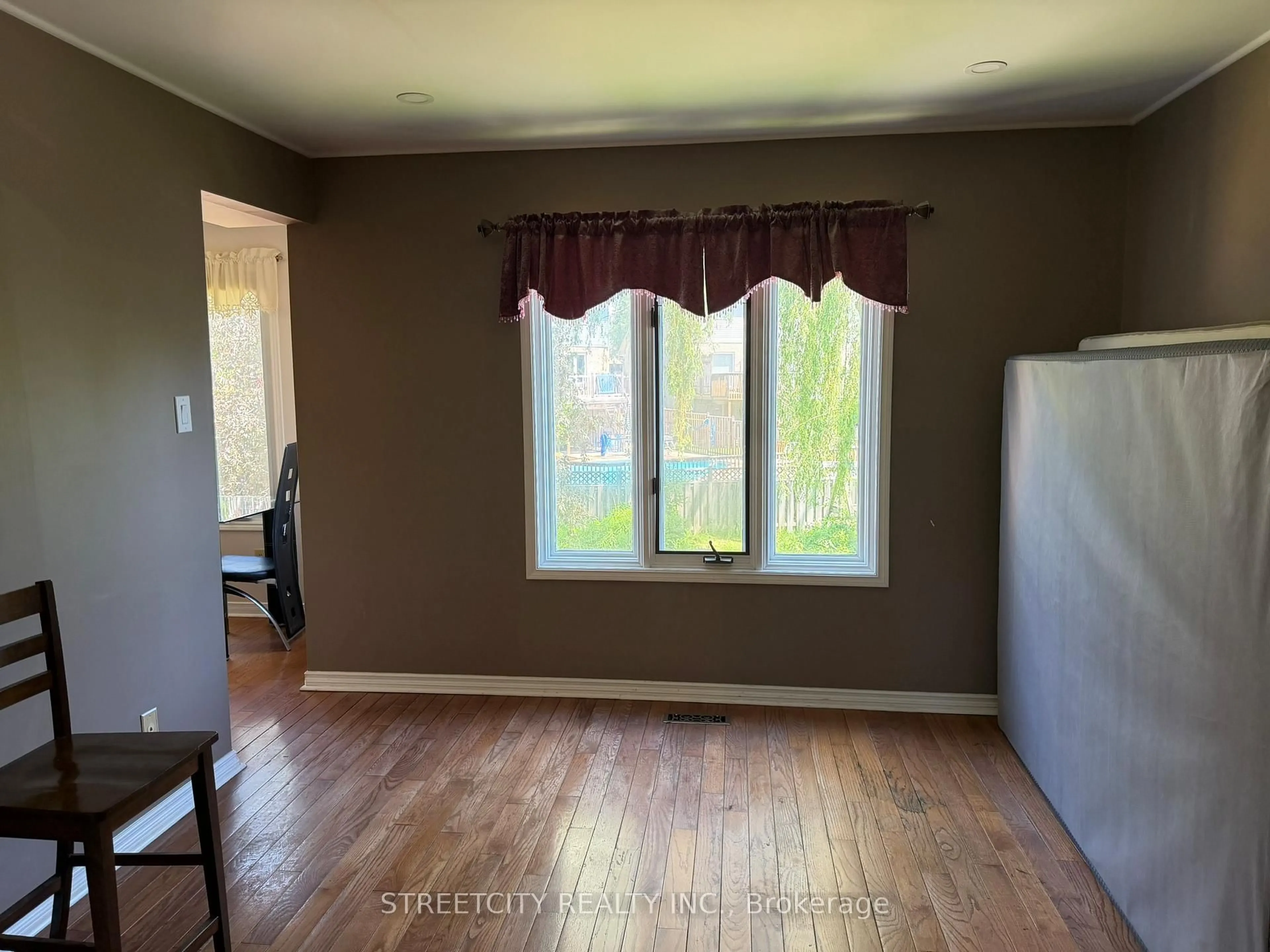 A pic of a room for 1004 ALDERSBROOK Rd, London North Ontario N6G 4N5