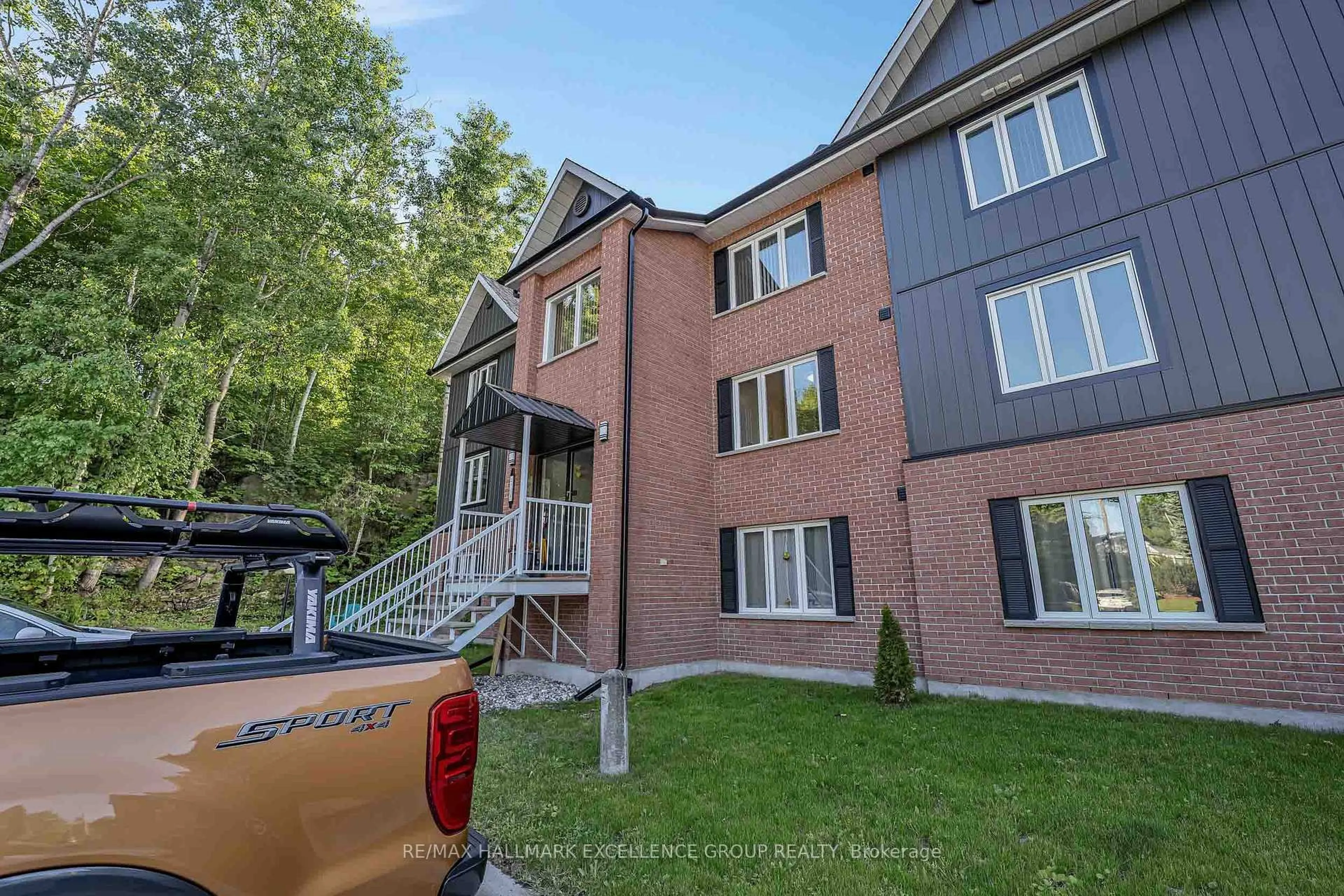 A pic from outside/outdoor area/front of a property/back of a property/a pic from drone, unknown for 216 Edwards St #4A, Clarence-Rockland Ontario K4K 1H7