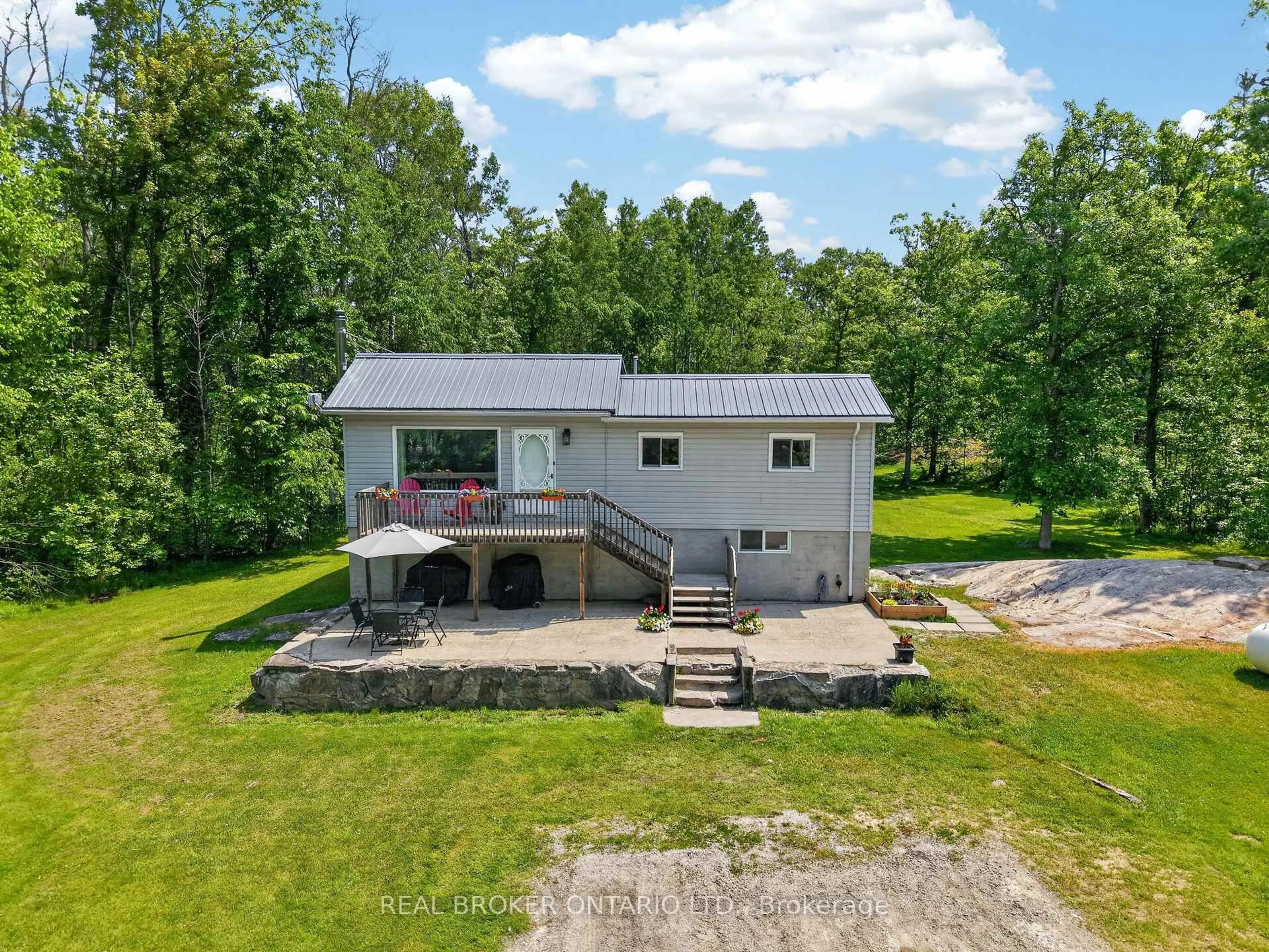 A pic from outside/outdoor area/front of a property/back of a property/a pic from drone, water/lake/river/ocean view for 524 Honey Harbour Rd, Georgian Bay Ontario L0K 1S0