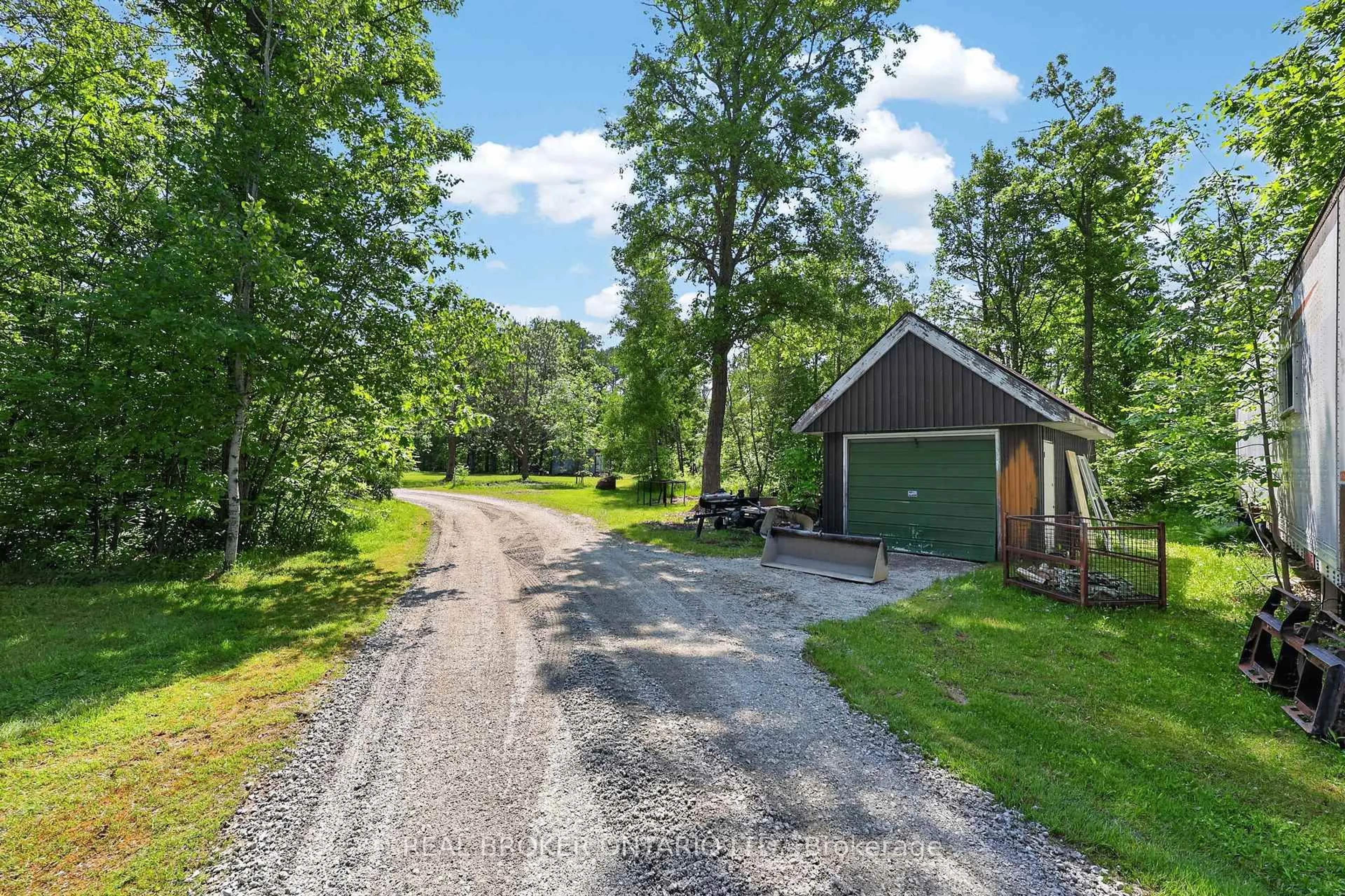 A pic from outside/outdoor area/front of a property/back of a property/a pic from drone, unknown for 524 Honey Harbour Rd, Georgian Bay Ontario L0K 1S0