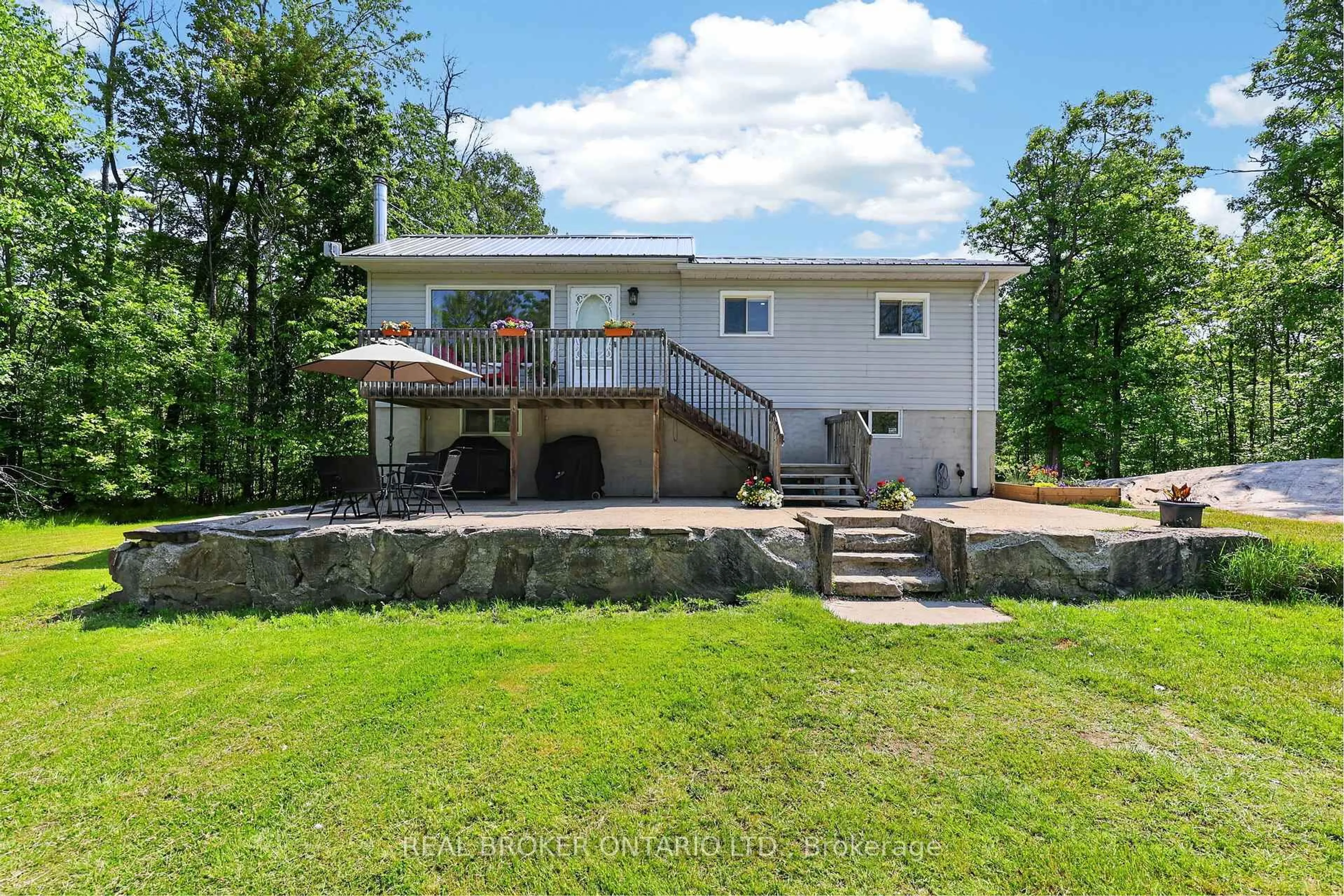 A pic from outside/outdoor area/front of a property/back of a property/a pic from drone, water/lake/river/ocean view for 524 Honey Harbour Rd, Georgian Bay Ontario L0K 1S0