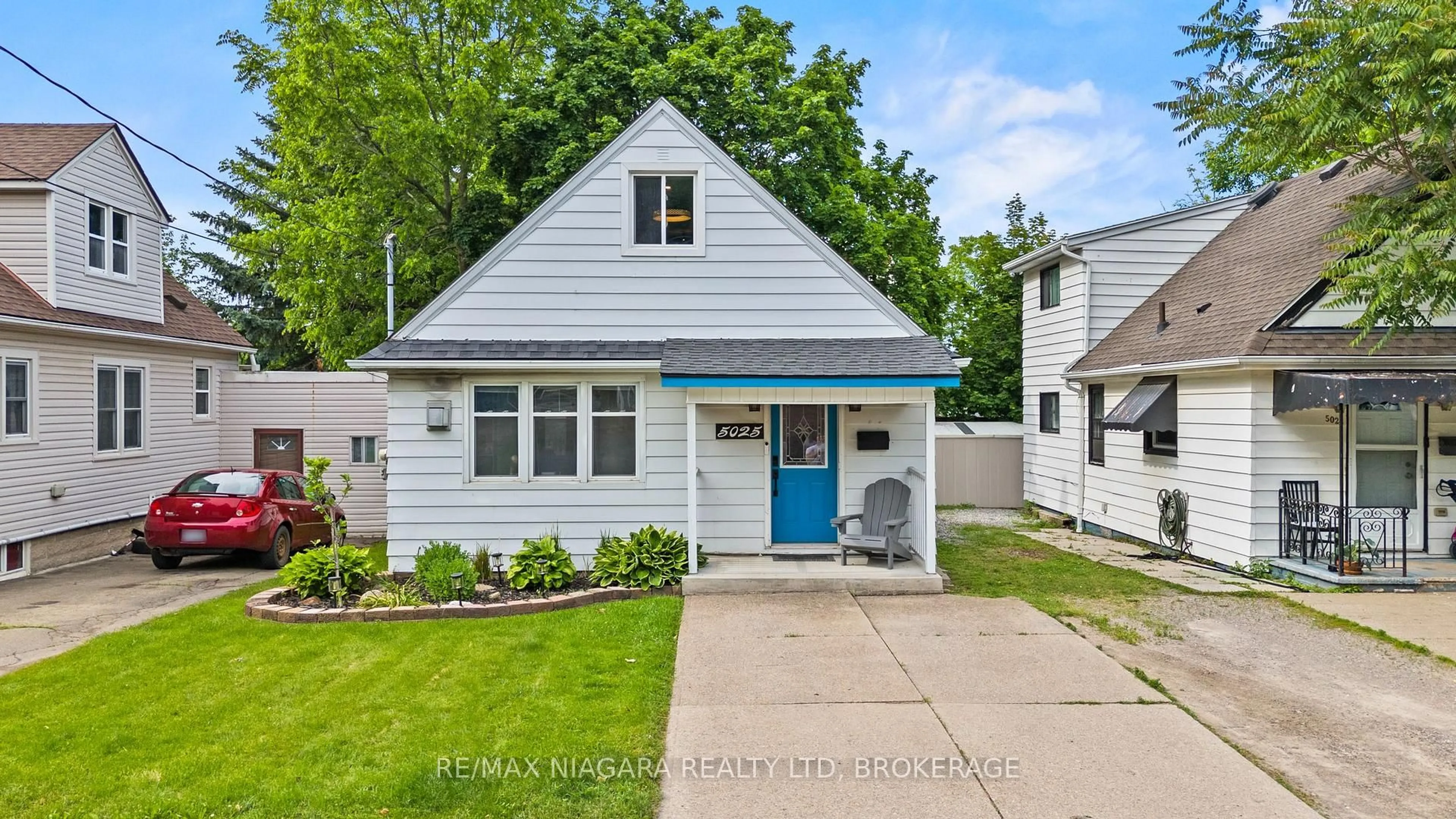 Home with vinyl exterior material, street for 5025 ALBERT St, Lincoln Ontario L2M 6C1