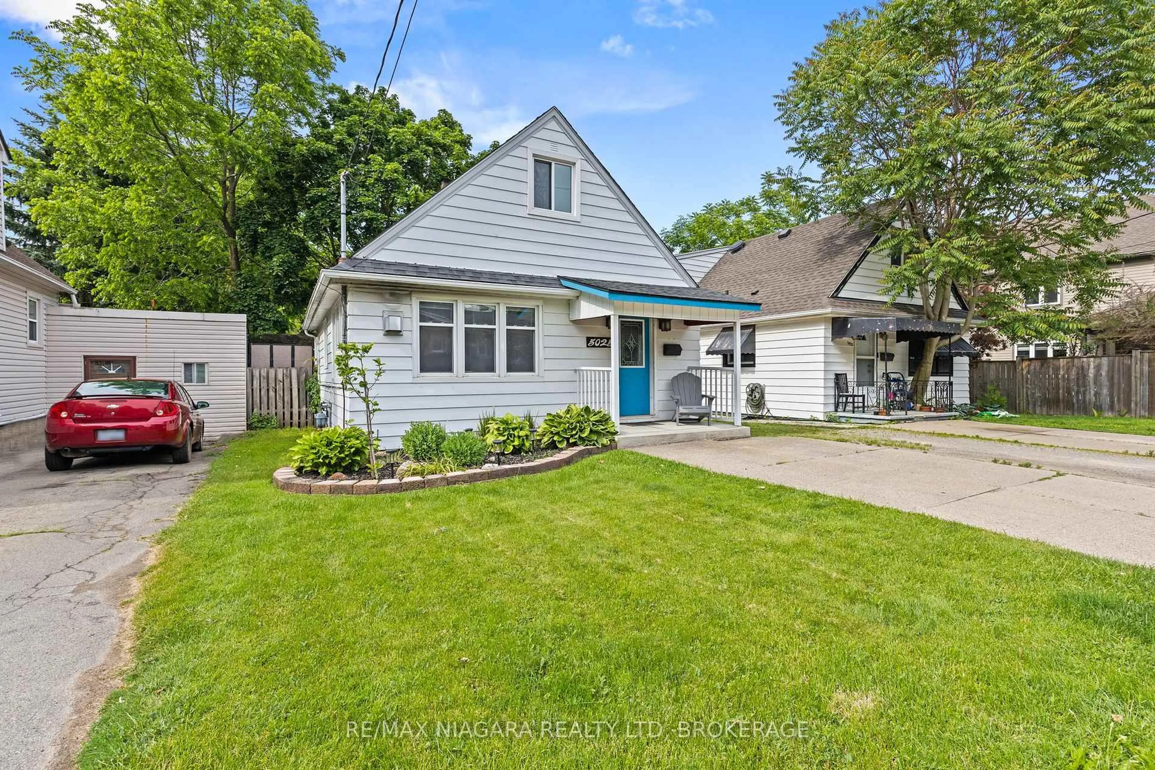Home with vinyl exterior material, street for 5025 ALBERT St, Lincoln Ontario L2M 6C1