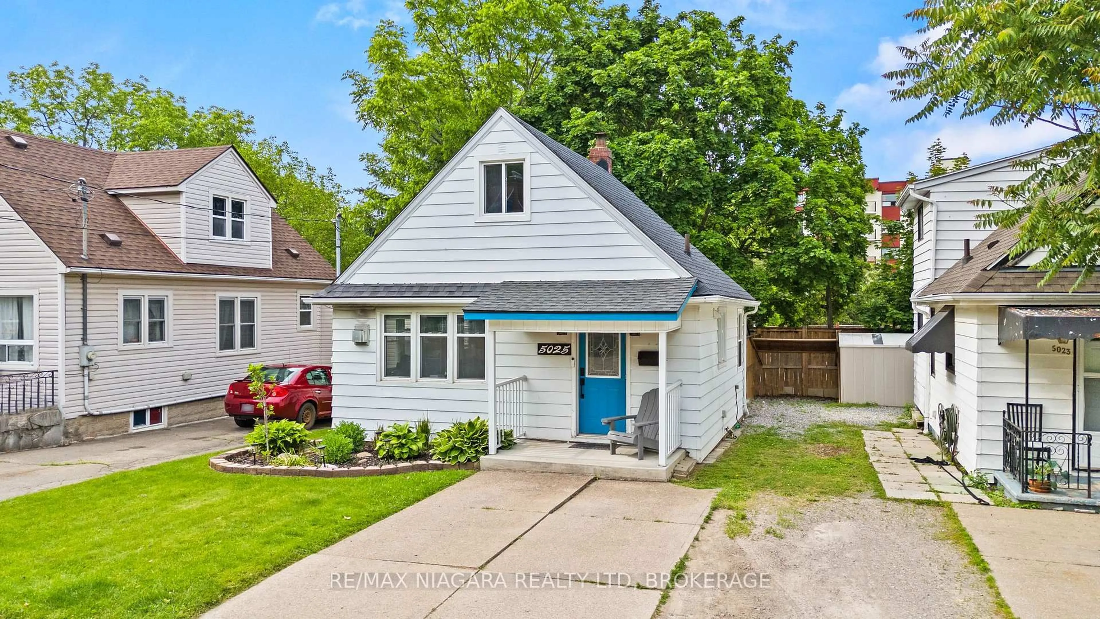 Home with vinyl exterior material, street for 5025 ALBERT St, Lincoln Ontario L2M 6C1