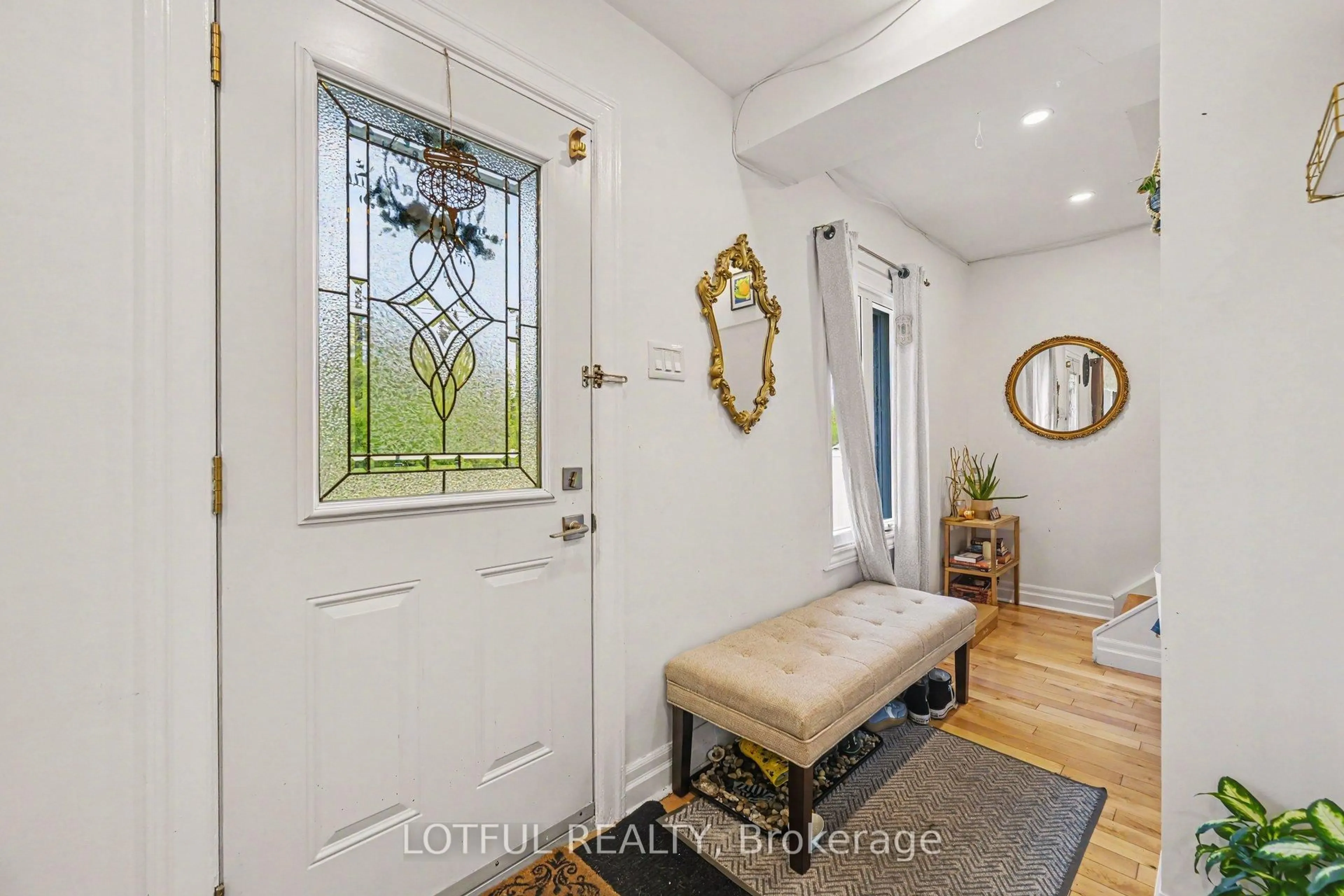 Indoor entryway for 10 Cassidy Rd, Ottawa Ontario K2H 6J8