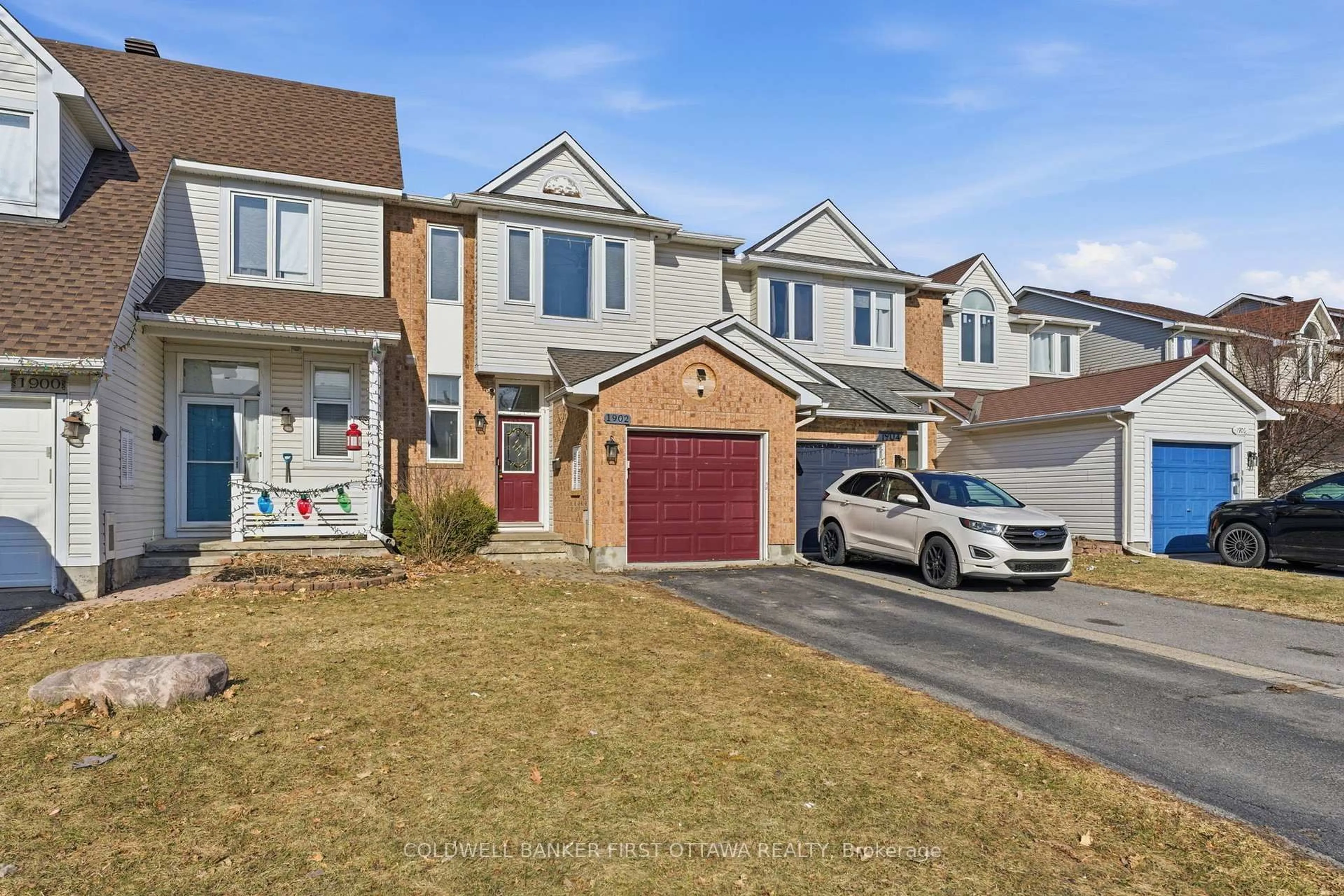 A pic from outside/outdoor area/front of a property/back of a property/a pic from drone, street for 1902 Hennessy Cres, Ottawa Ontario K4A 3X7