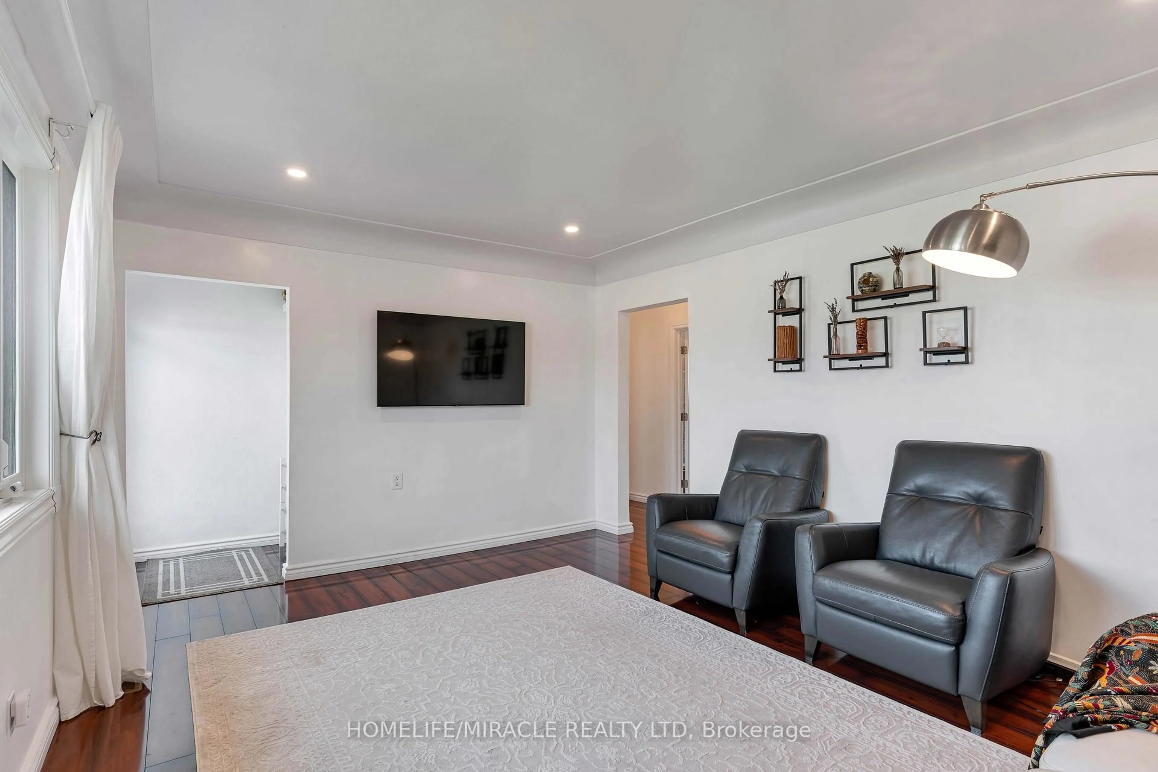 Living room with furniture, unknown for 32 Durham Rd, Hamilton Ontario L8E 1X1