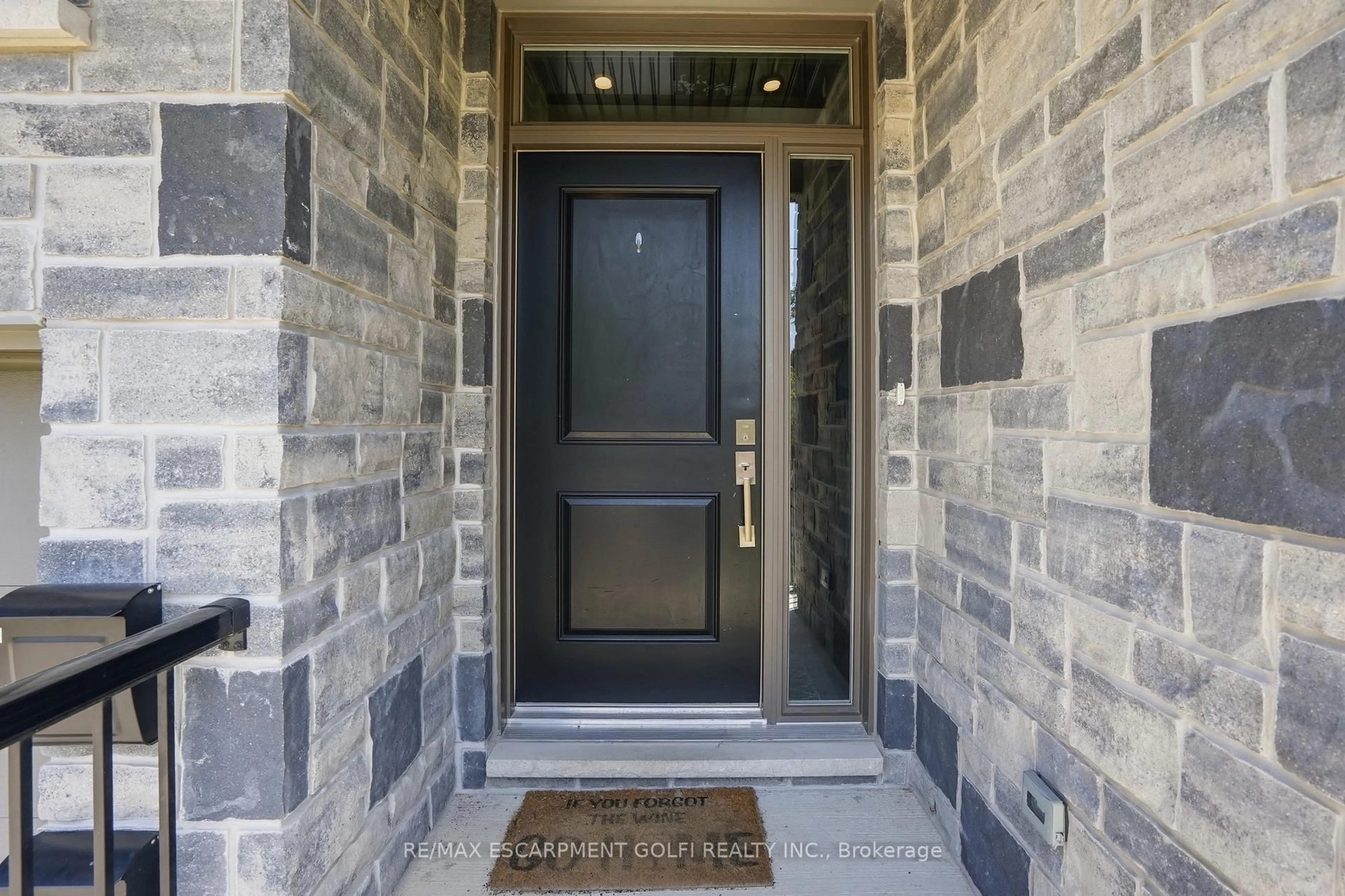 Indoor entryway for 8 Nash St, St. Catharines Ontario L2S 1B5