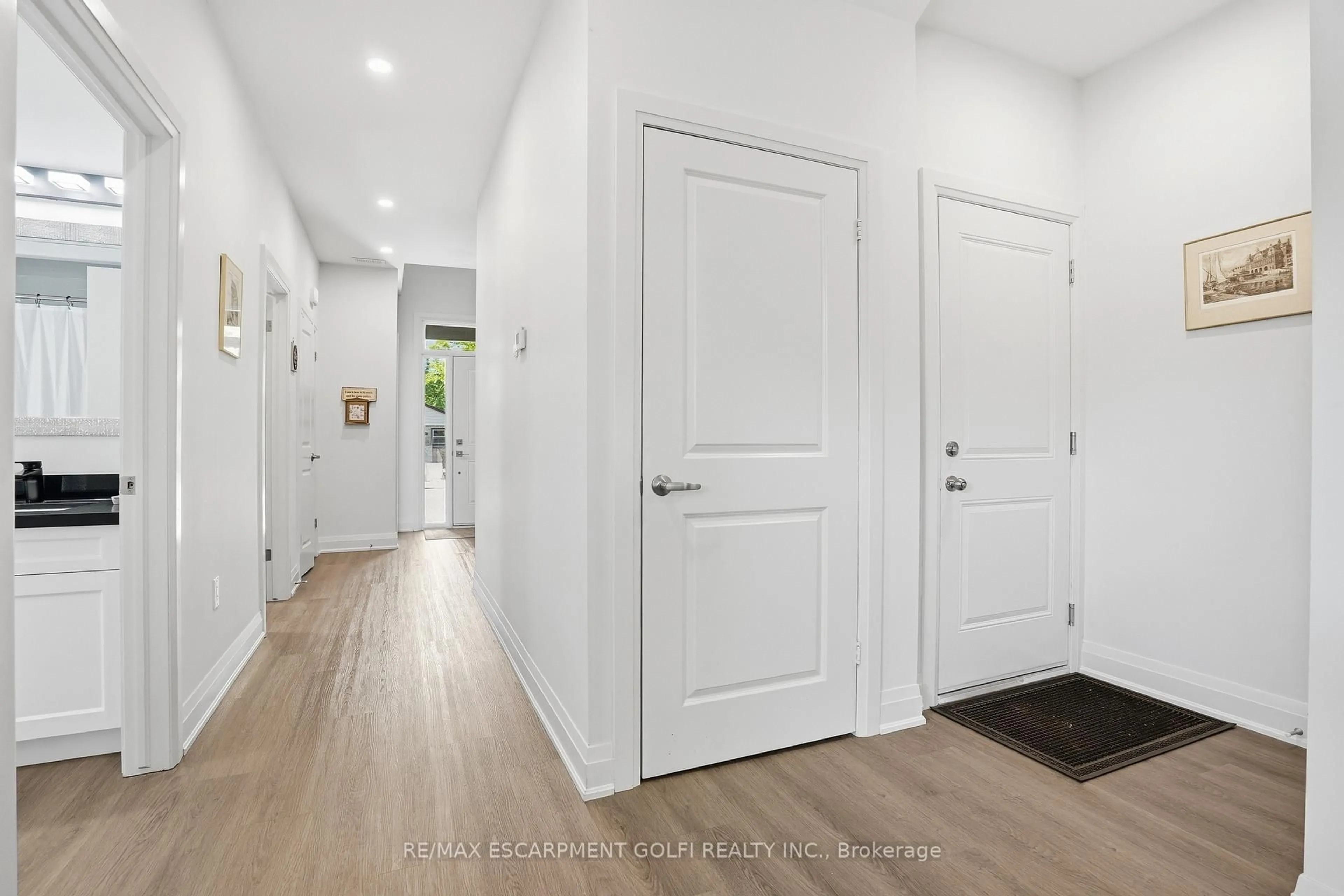 Indoor entryway for 8 Nash St, St. Catharines Ontario L2S 1B5
