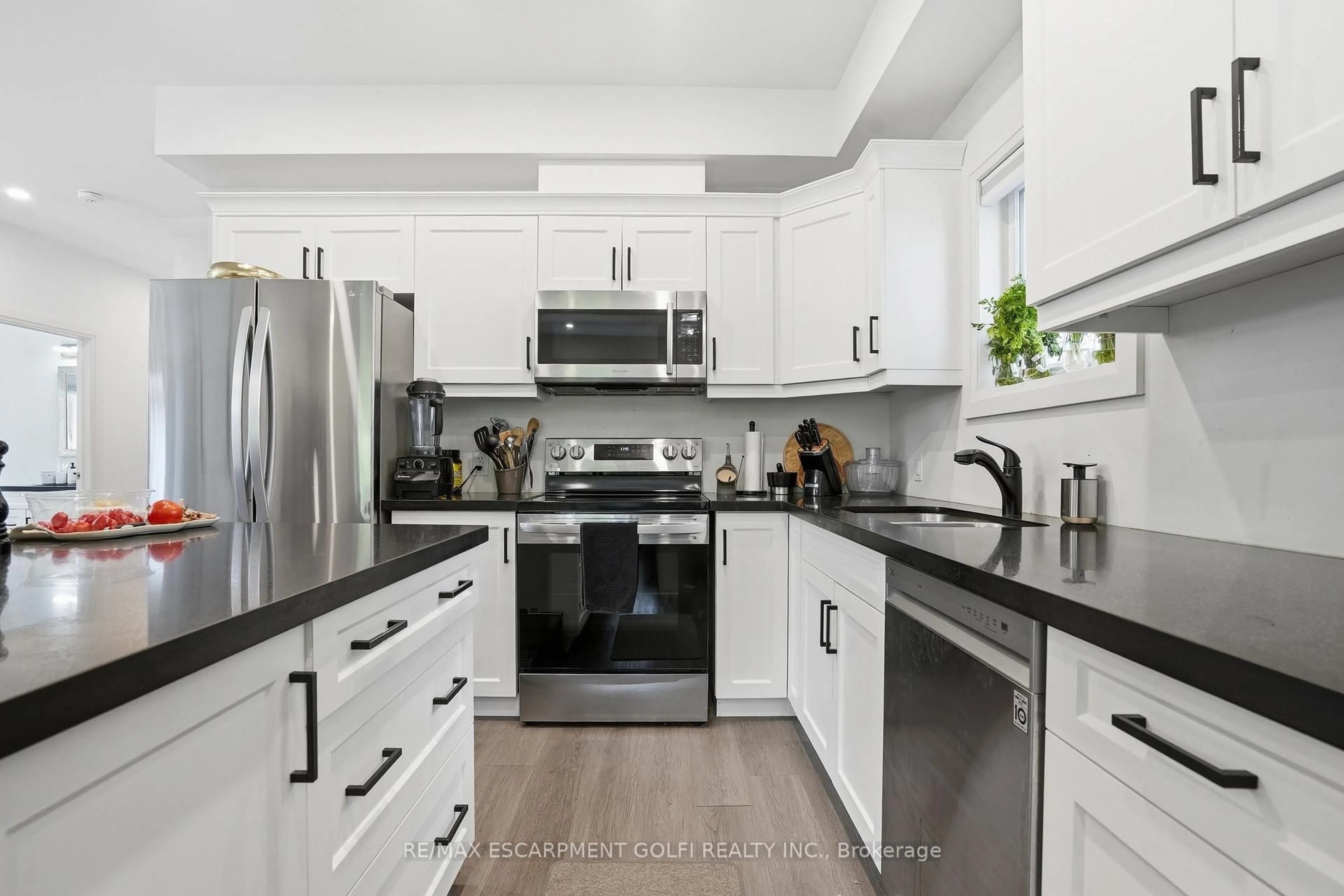 Open concept kitchen, ceramic/tile floor for 8 Nash St, St. Catharines Ontario L2S 1B5