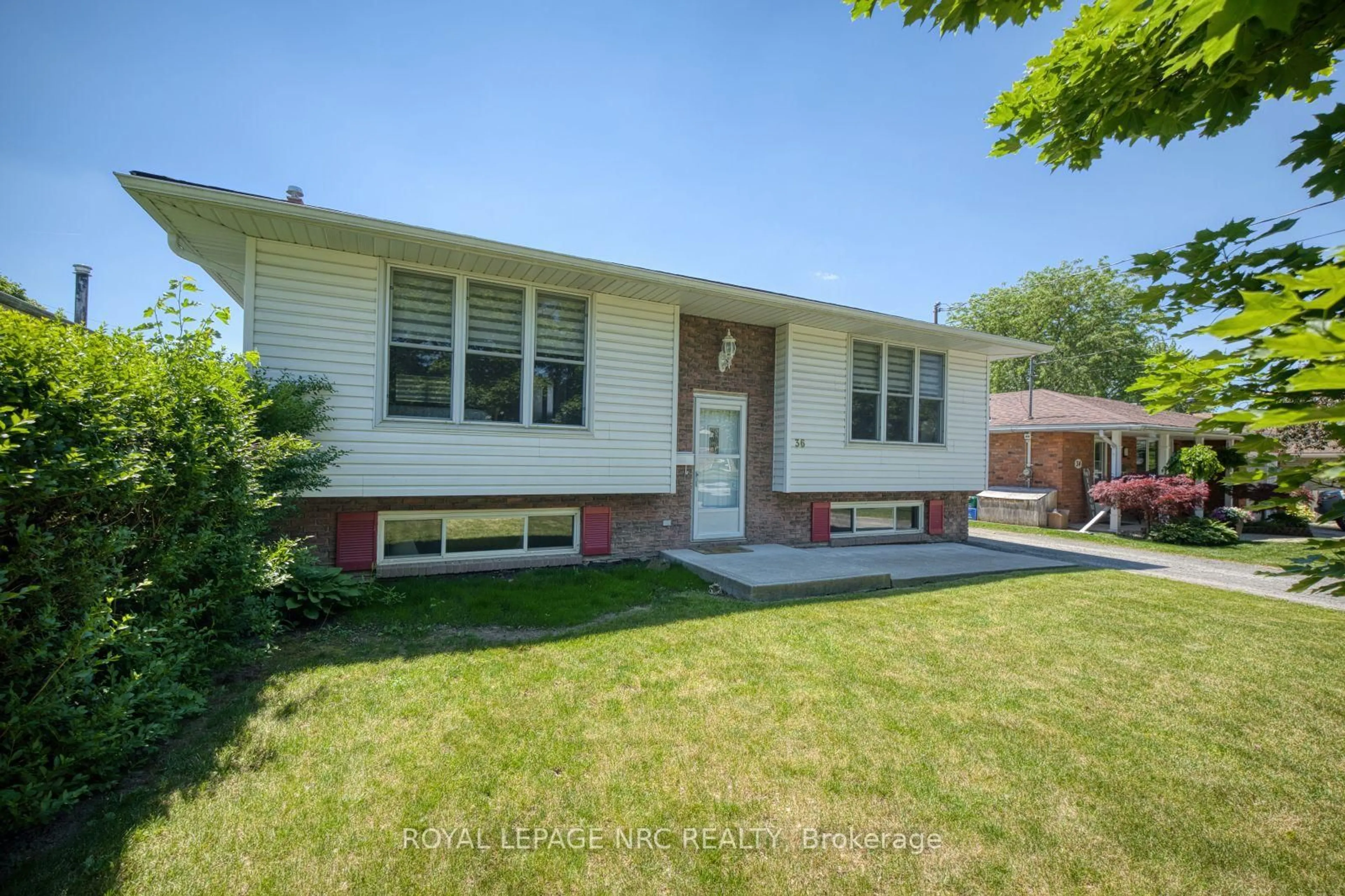 Home with vinyl exterior material, street for 36 Appleford Rd, St. Catharines Ontario L2P 3M3