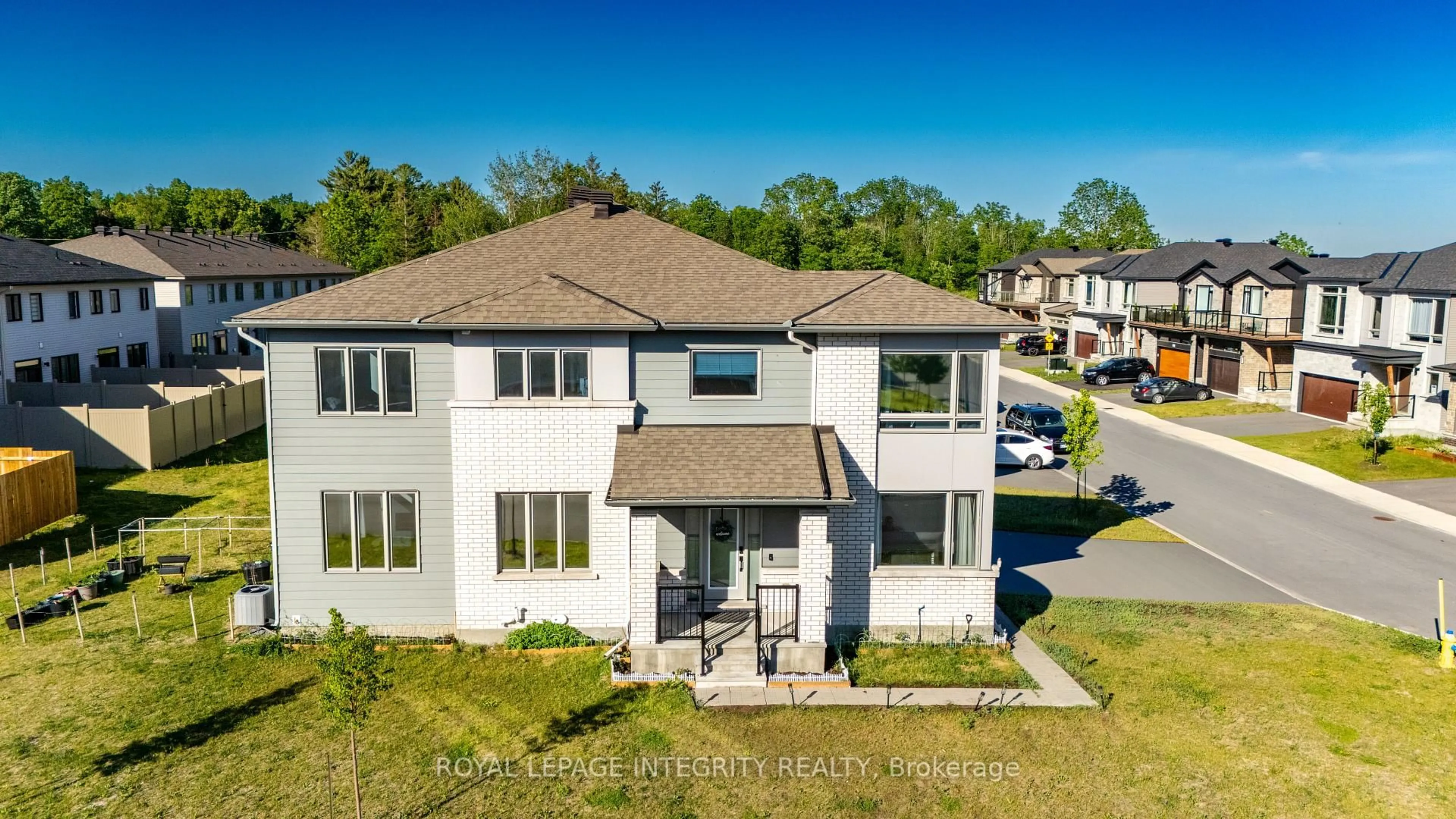 A pic from outside/outdoor area/front of a property/back of a property/a pic from drone, building for 660 Fenwick Way, Ottawa Ontario K2J 7E6