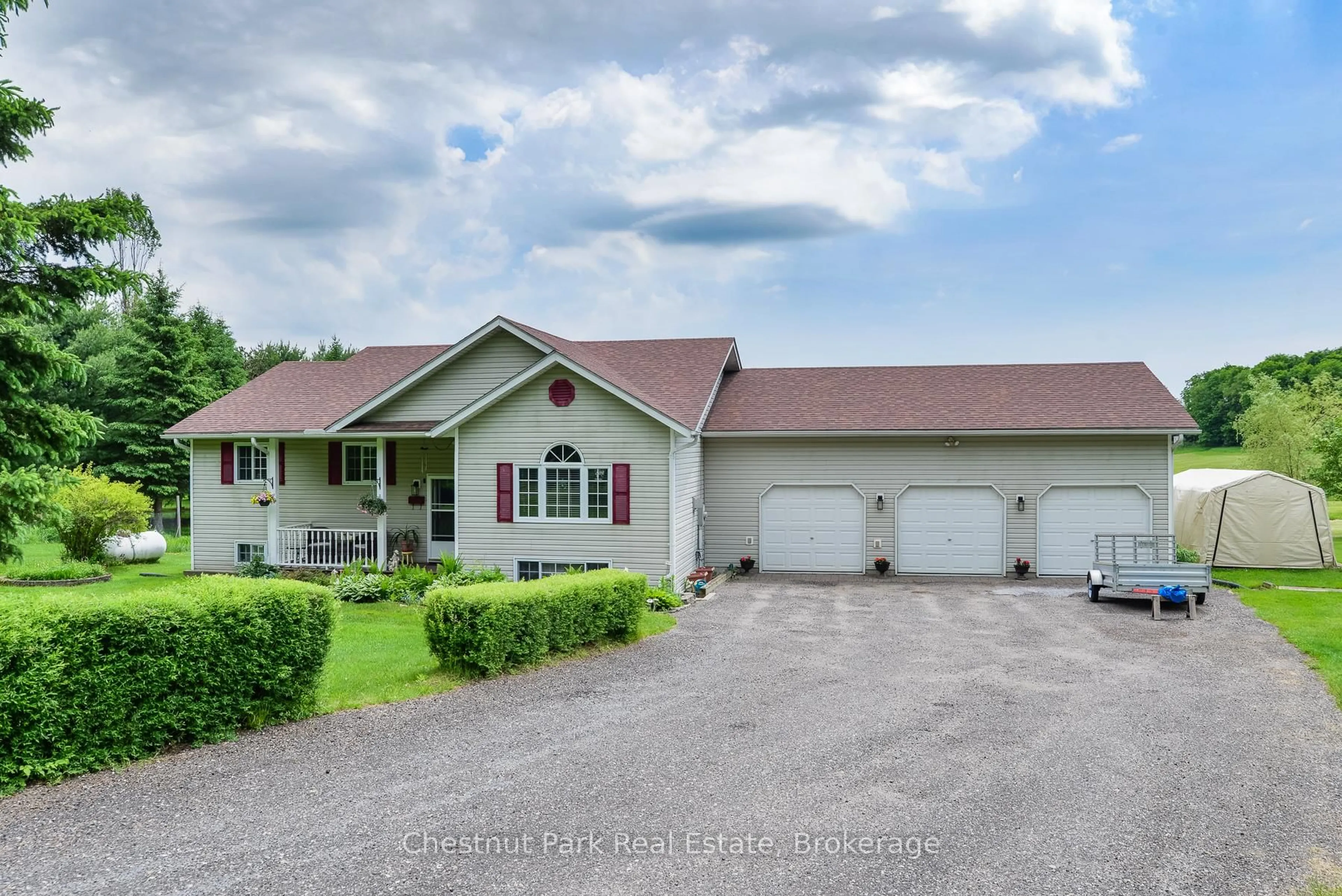 A pic from outside/outdoor area/front of a property/back of a property/a pic from drone, street for 996 North Mary Lake Rd, Huntsville Ontario P1H 1S4