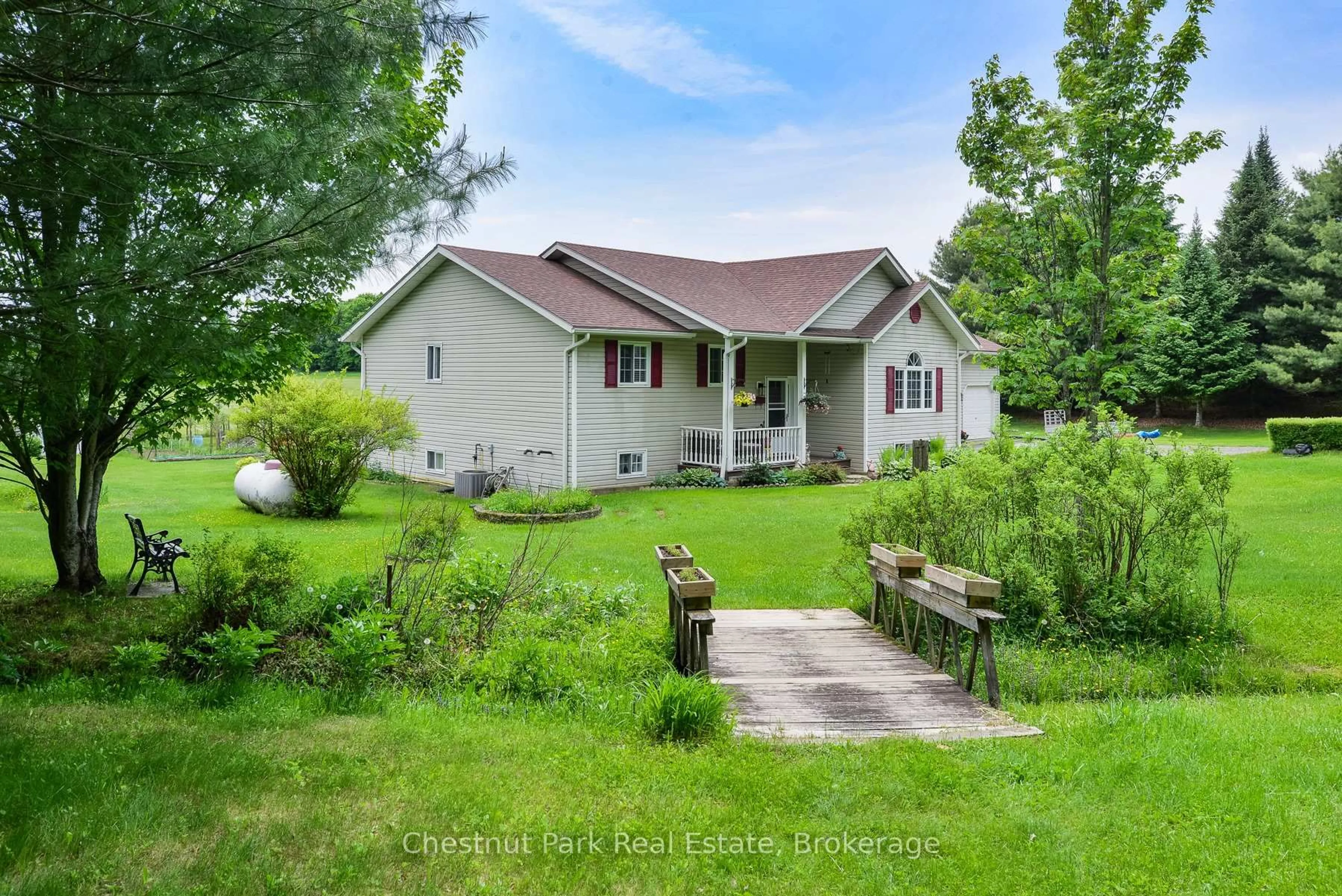 A pic from outside/outdoor area/front of a property/back of a property/a pic from drone, water/lake/river/ocean view for 996 North Mary Lake Rd, Huntsville Ontario P1H 1S4