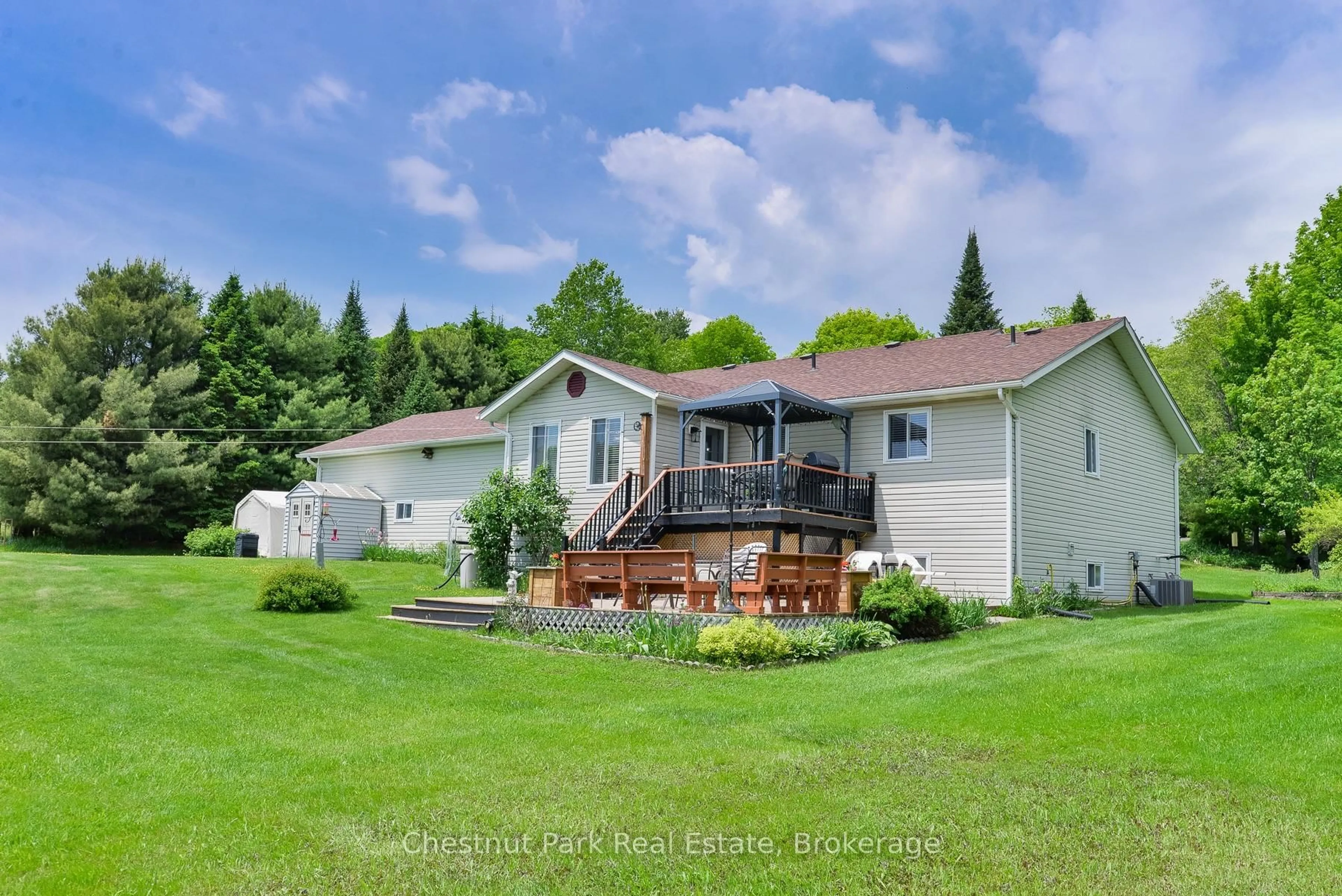 A pic from outside/outdoor area/front of a property/back of a property/a pic from drone, water/lake/river/ocean view for 996 North Mary Lake Rd, Huntsville Ontario P1H 1S4