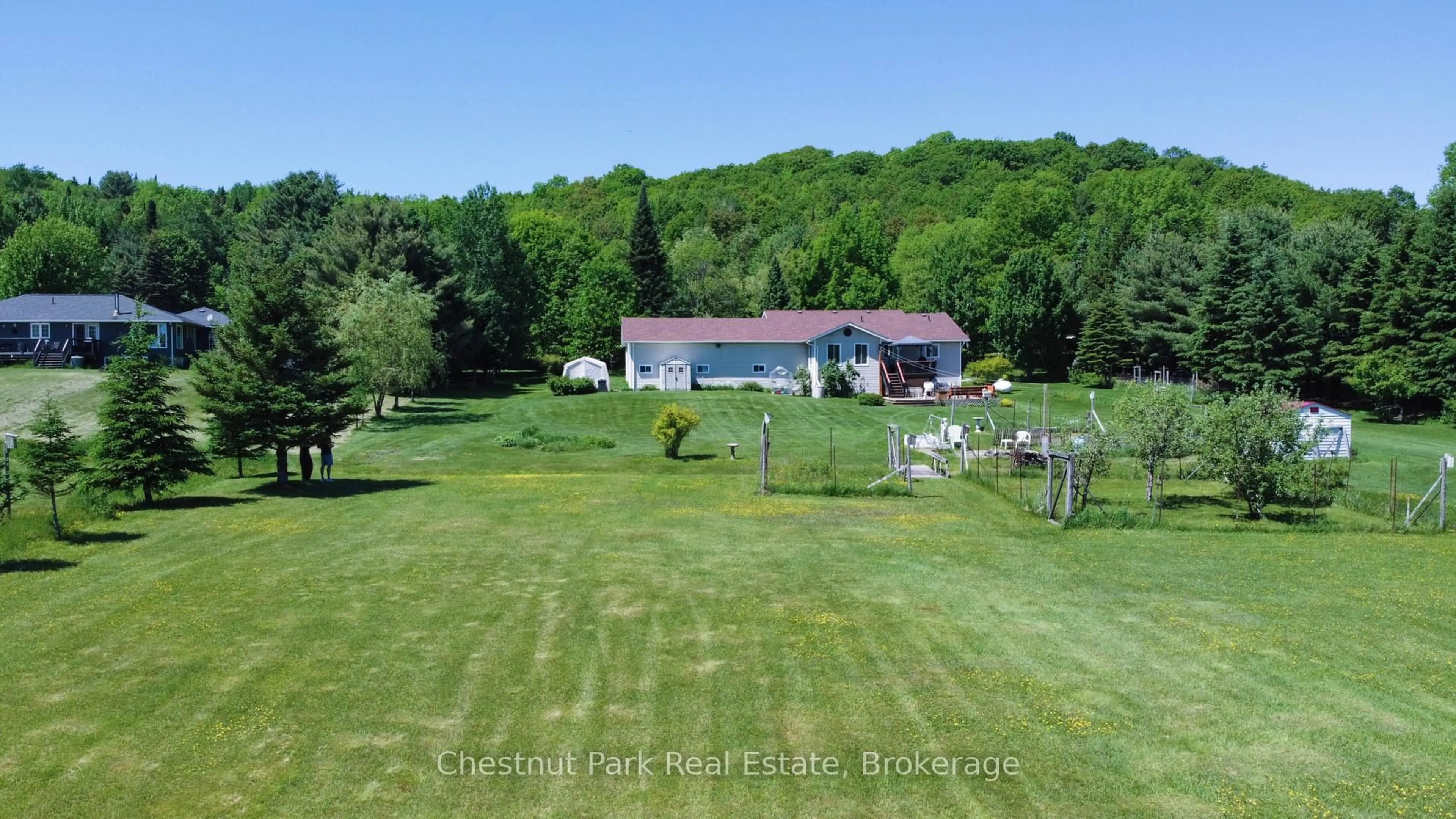 A pic from outside/outdoor area/front of a property/back of a property/a pic from drone, water/lake/river/ocean view for 996 North Mary Lake Rd, Huntsville Ontario P1H 1S4