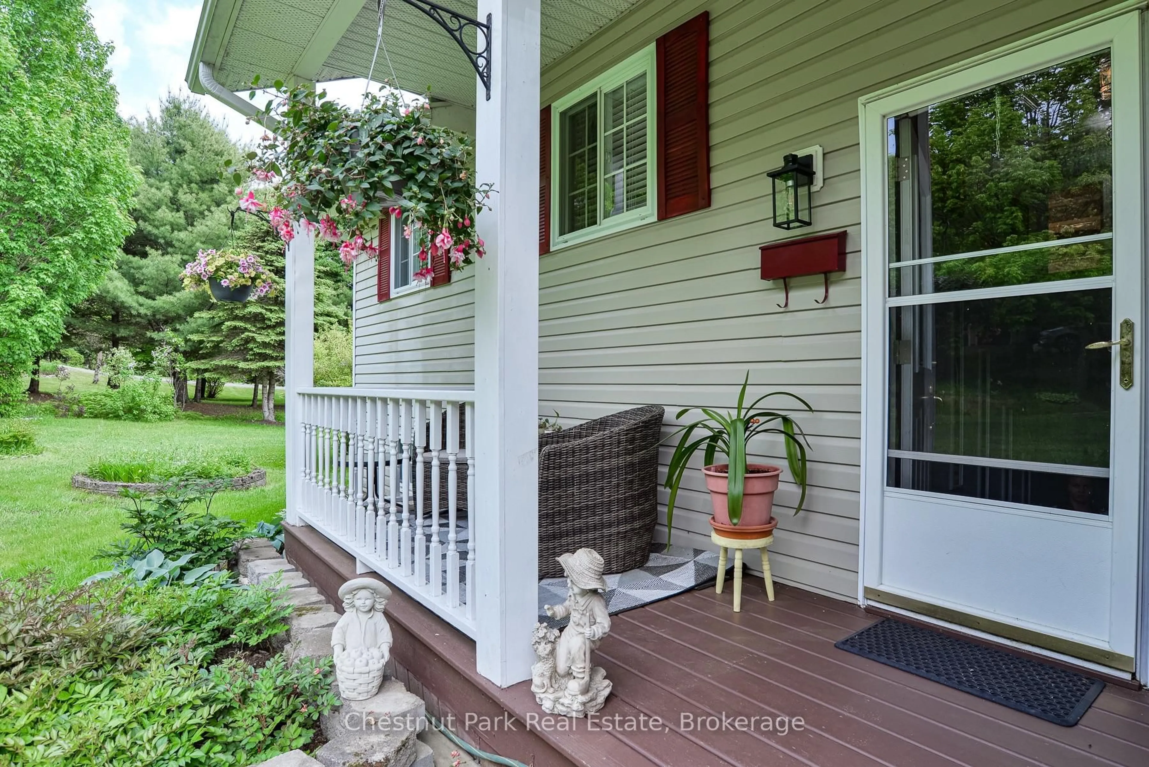 Indoor entryway for 996 North Mary Lake Rd, Huntsville Ontario P1H 1S4