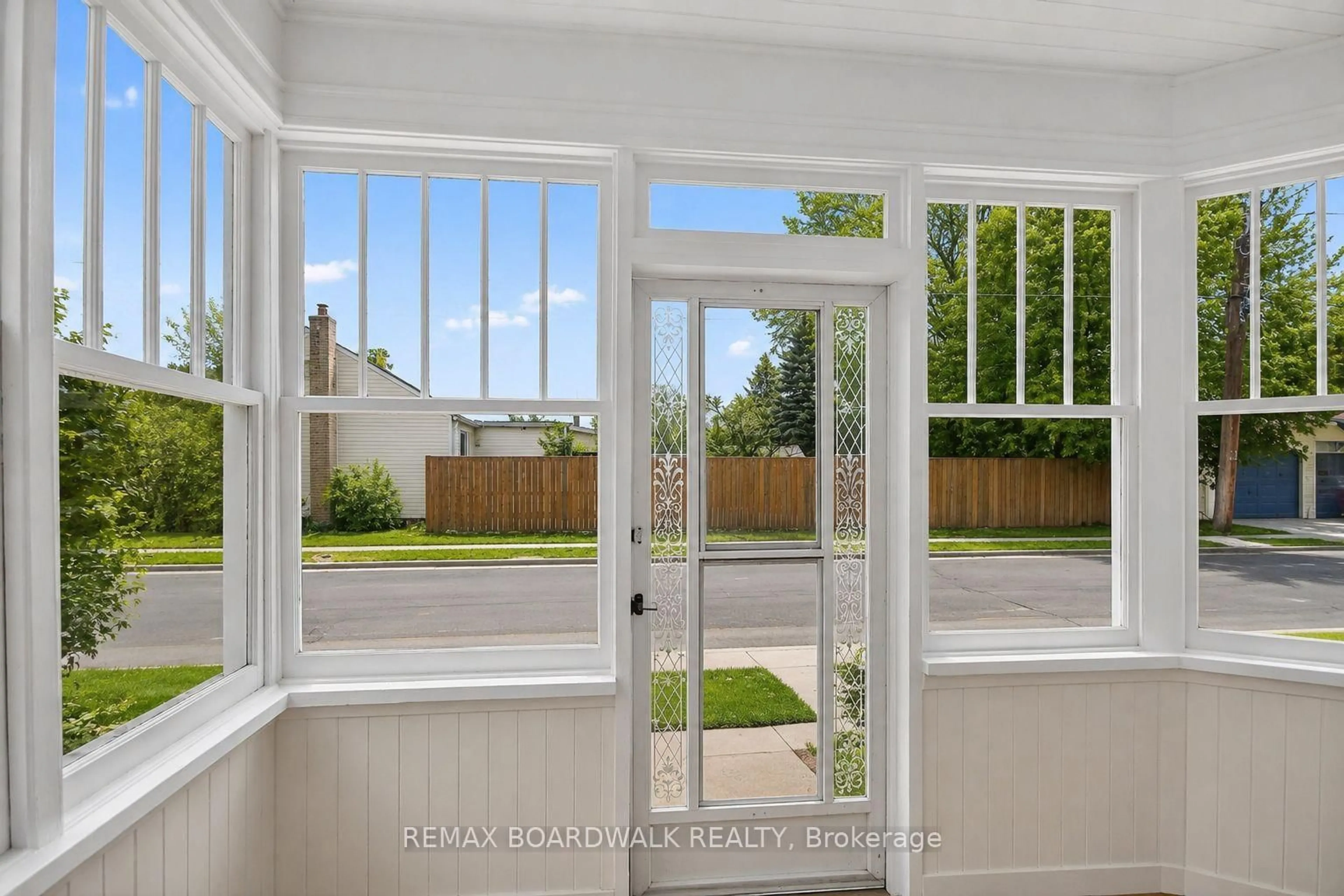 Indoor entryway for 11 Alfred St, Smiths Falls Ontario K7A 4H6